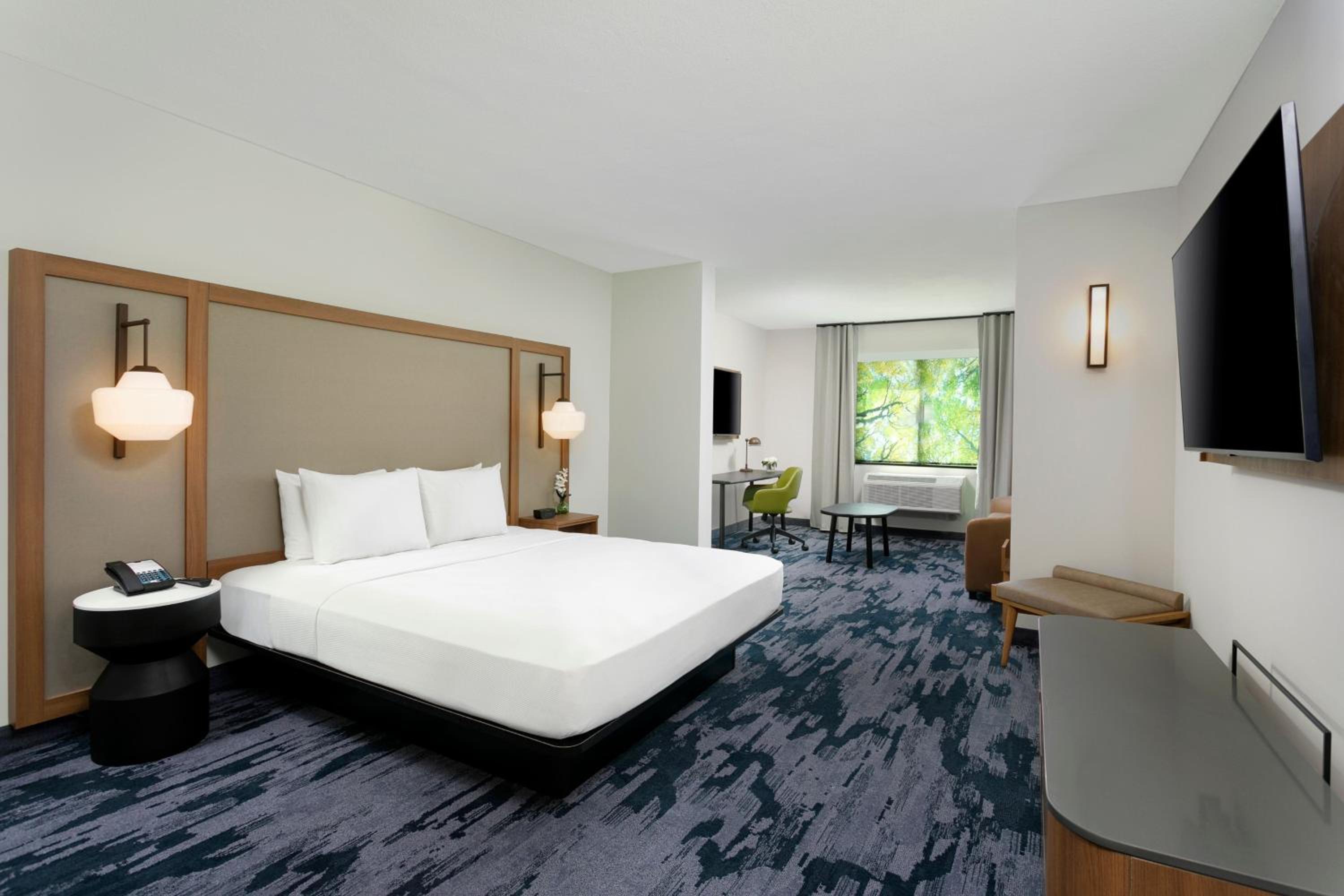 Executive King Suite with Mountain View photo 3