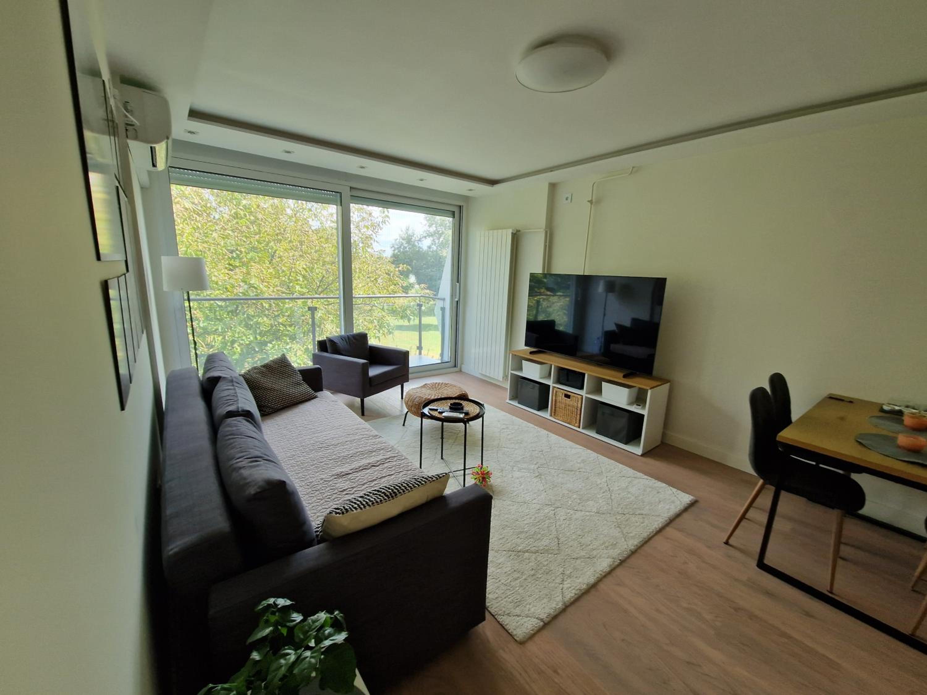 One-Bedroom Apartment photo 1