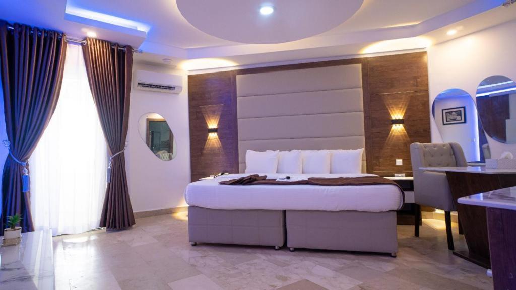 Queen Room photo 1