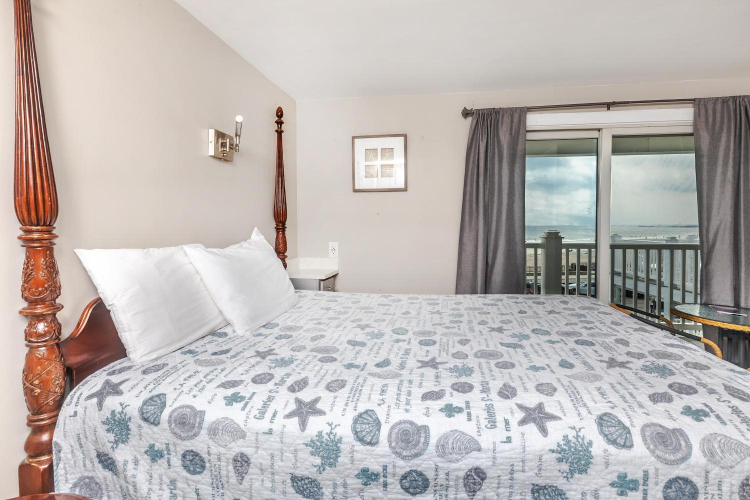 Queen Room with Kitchenette photo 1