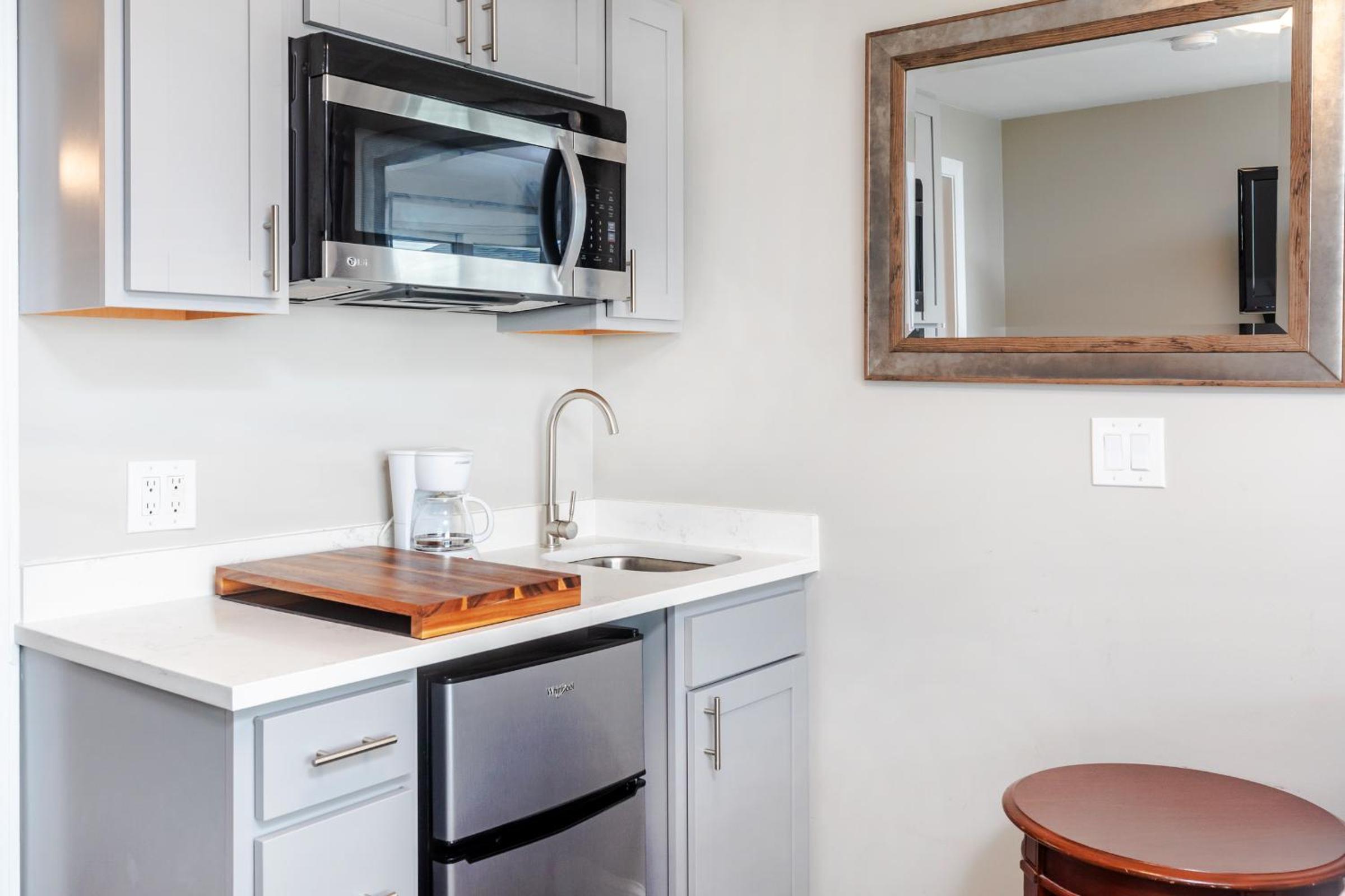 Queen Room with Kitchenette photo 3
