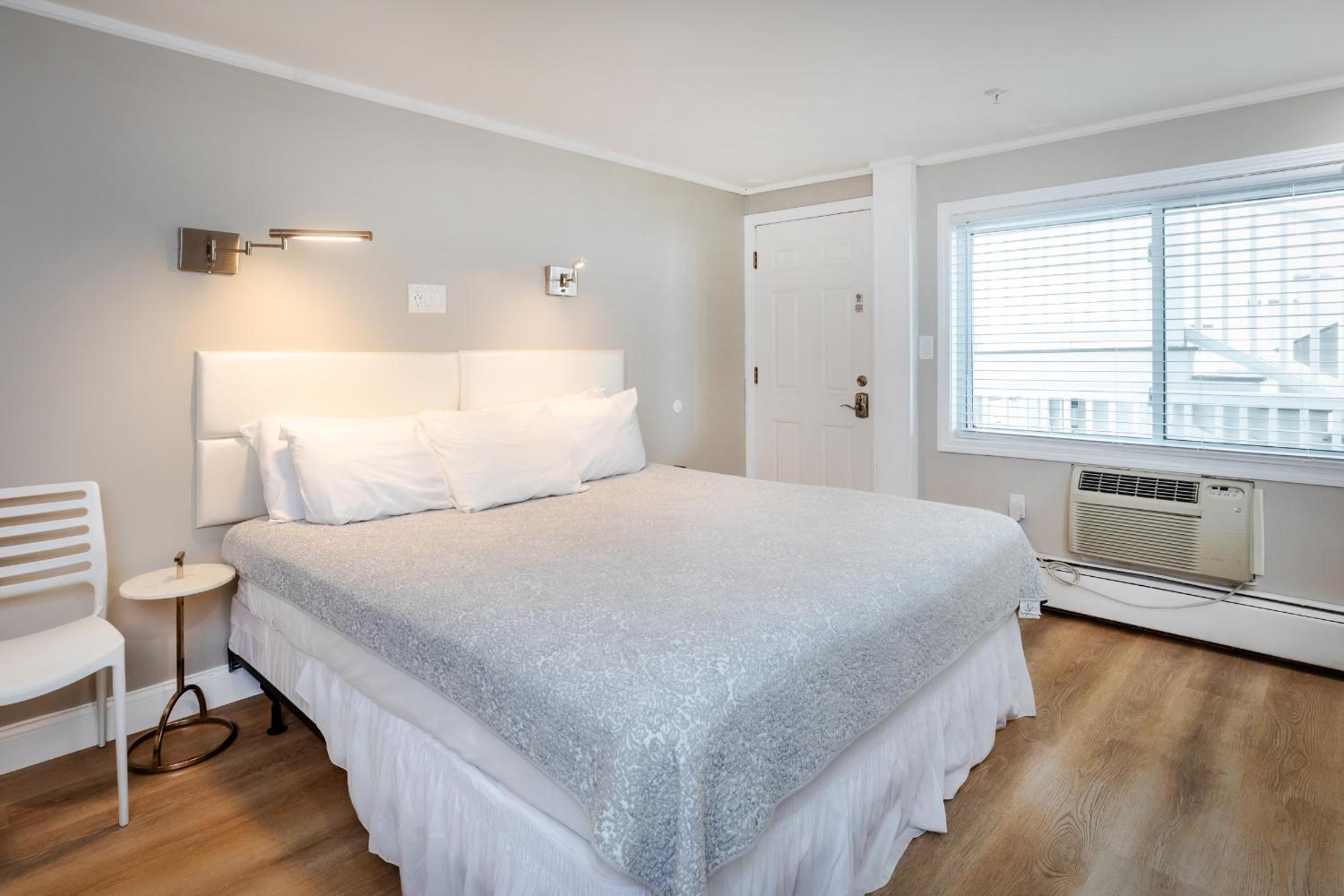 Standard King Room photo 1
