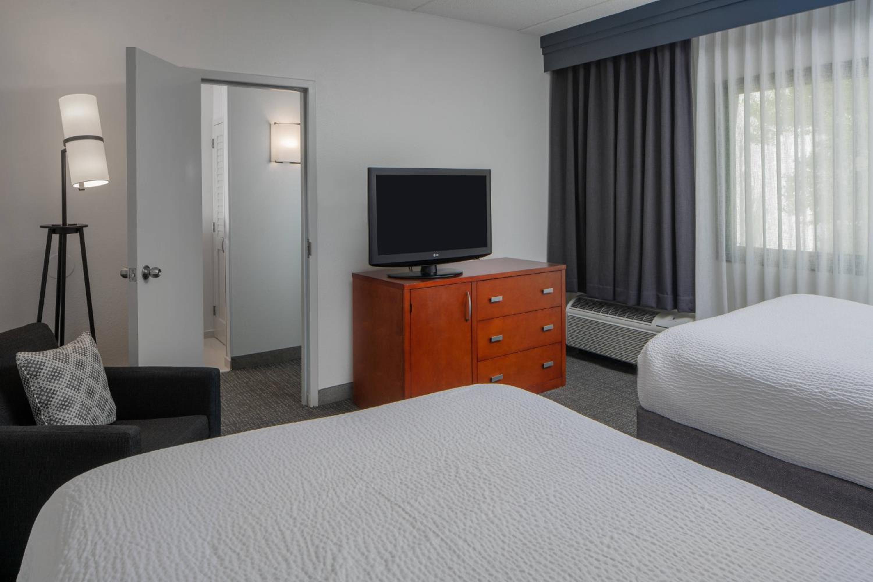One-Bedroom Suite with Courtyard View - Photo 5