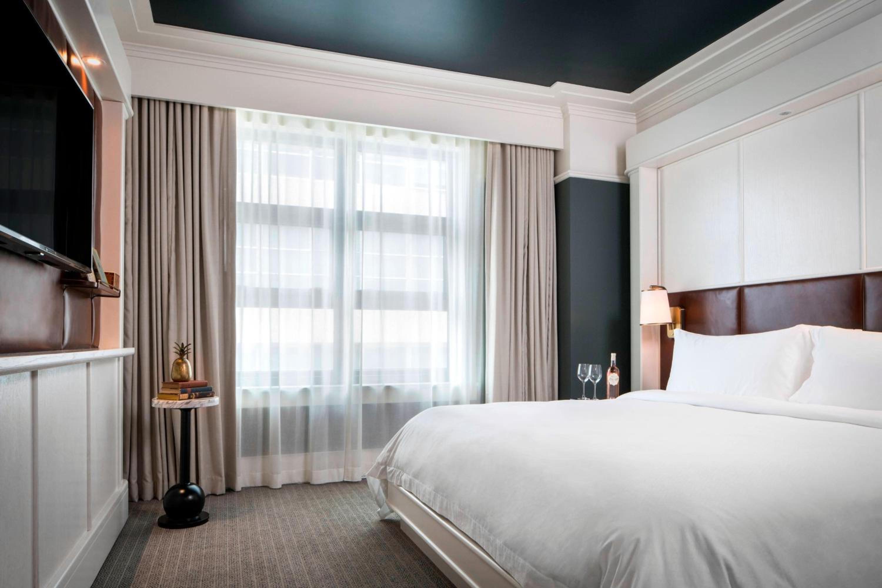 Standard King Room with Adapted Tub - Mobility and Hearing Accessible
