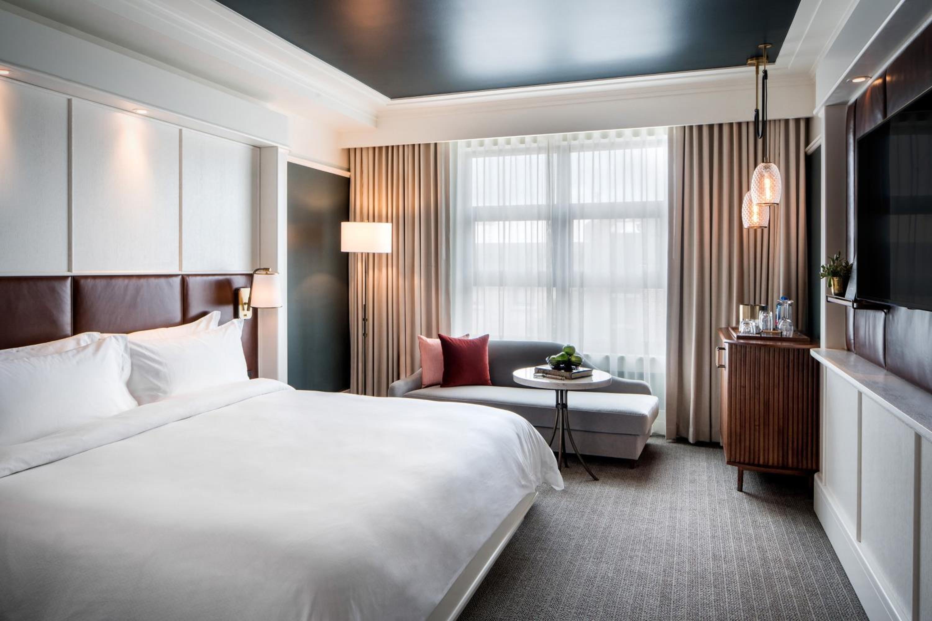 Deluxe 1 King, City view
