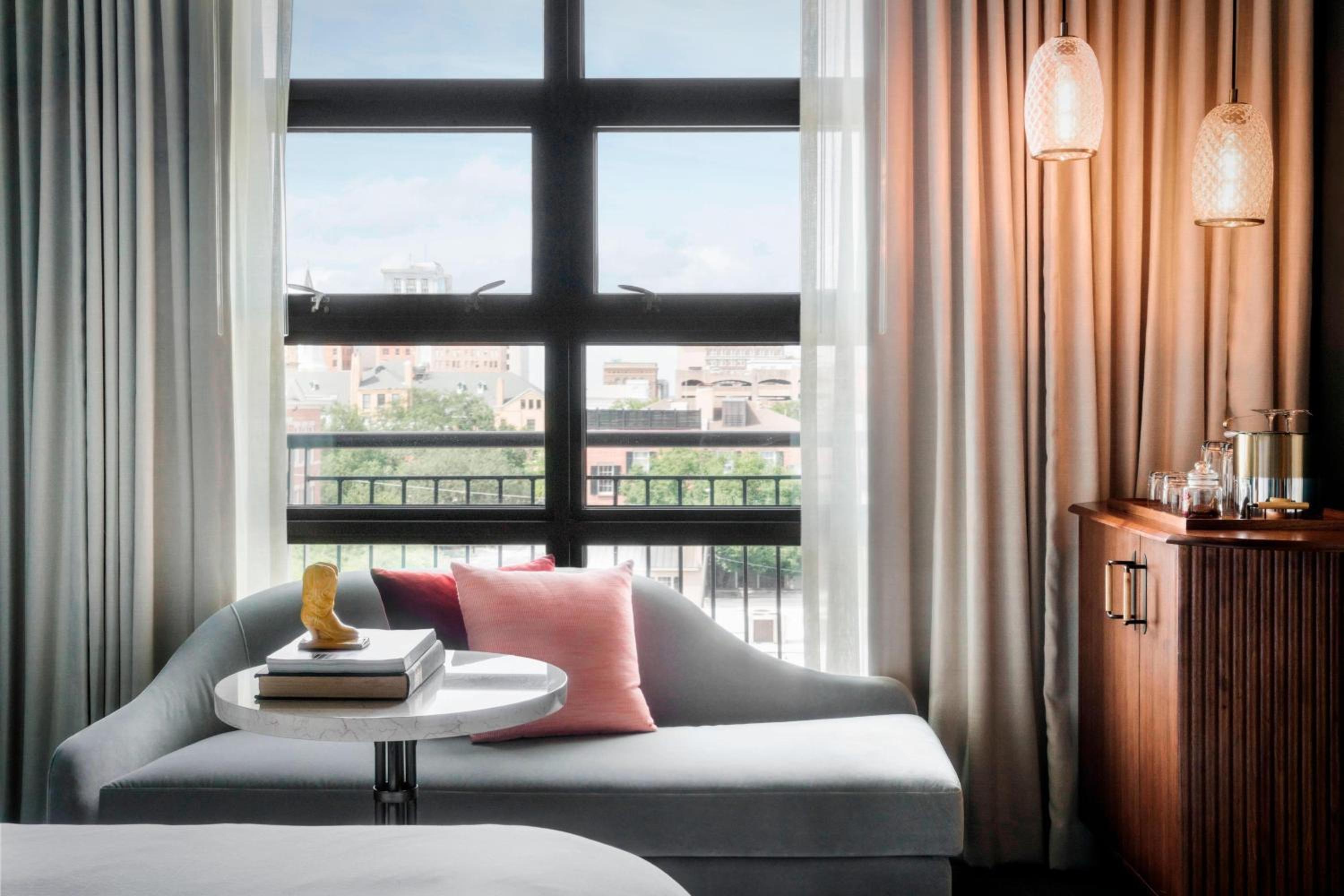 Deluxe 1 King, City view