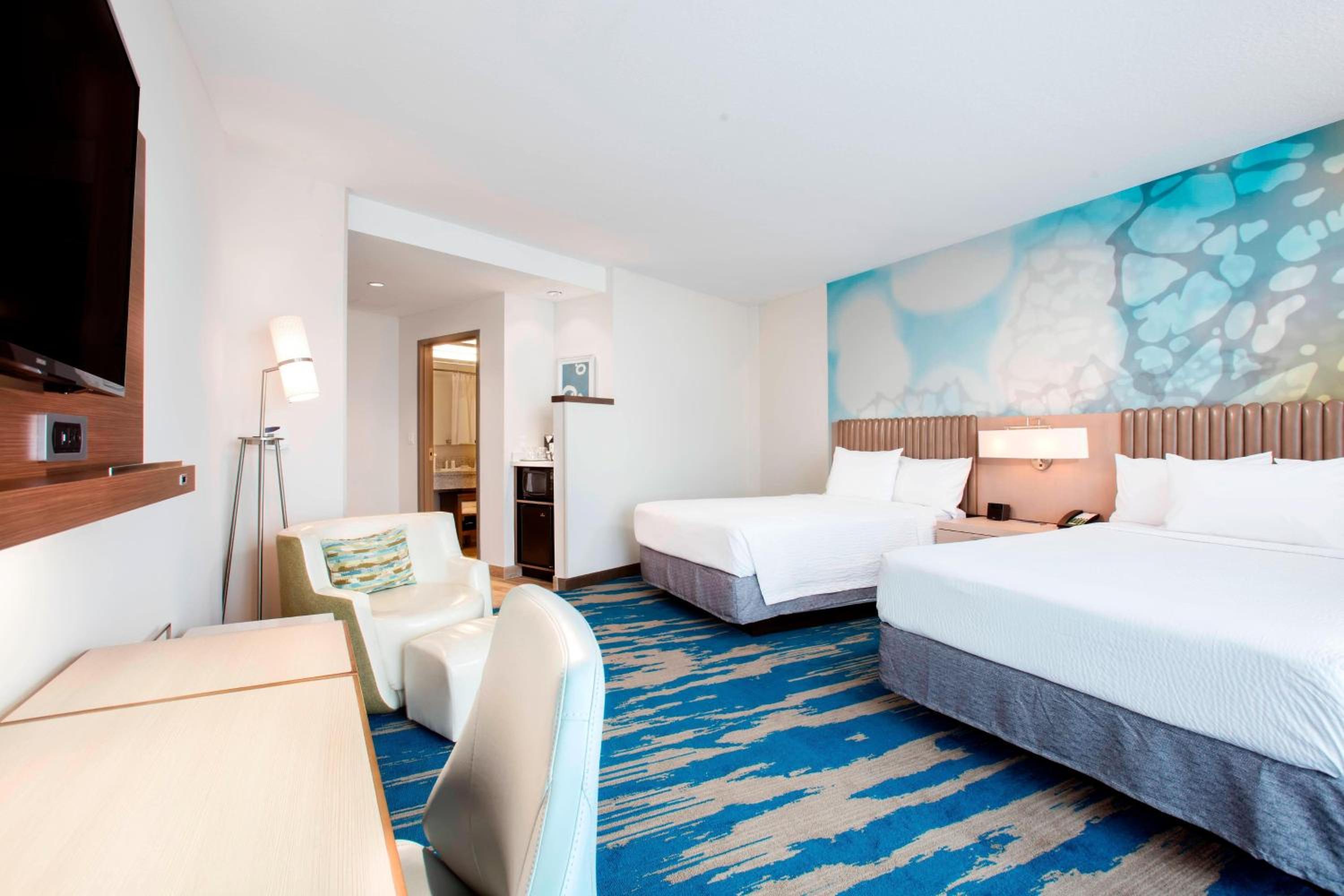 Queen Room with Two Queen Beds with Patio/Balcony and Partial Ocean View photo 2