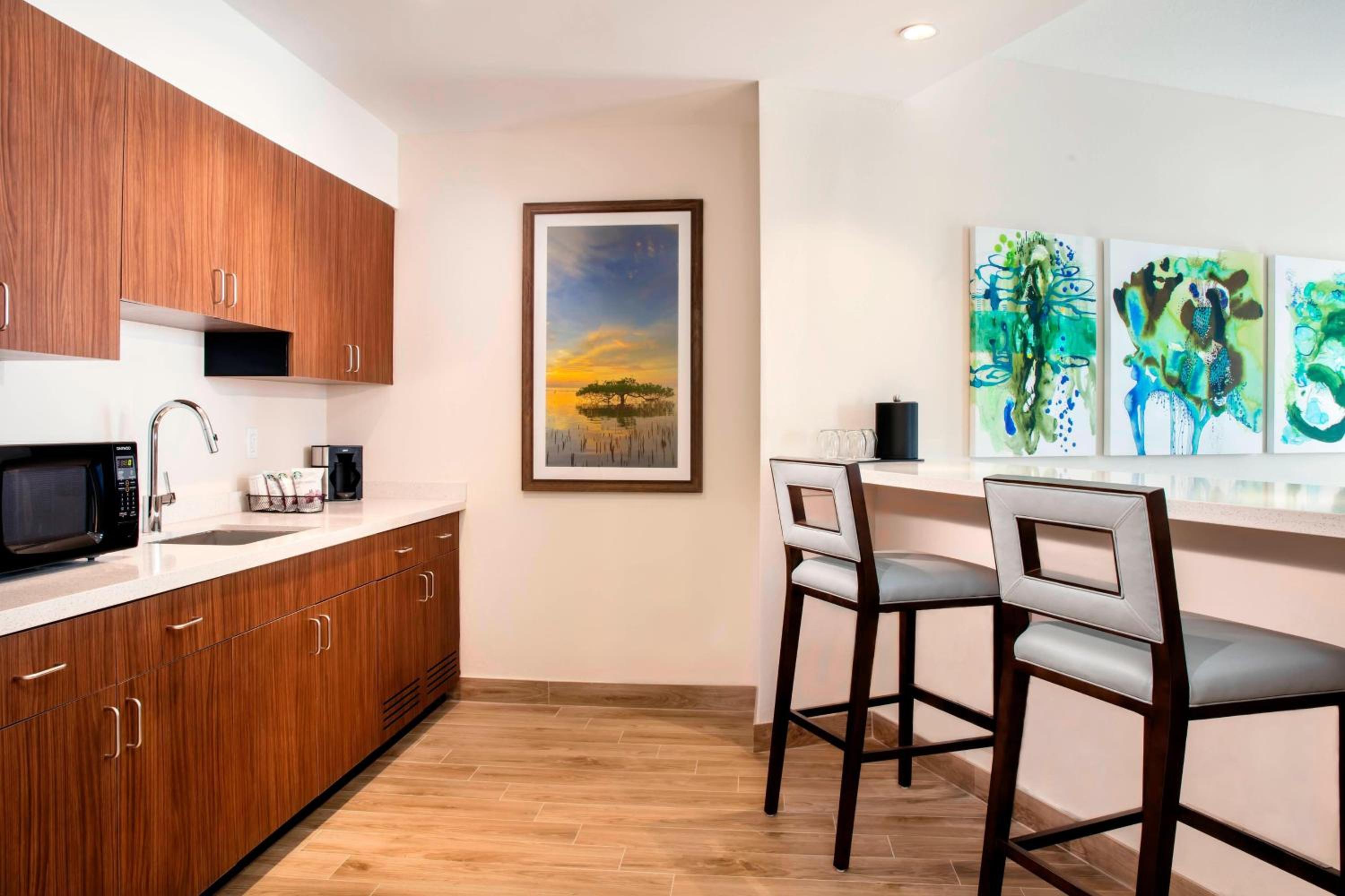 Partial Bay View, 1 Bedroom Suite, 2 Queen, Sofa bed photo 2
