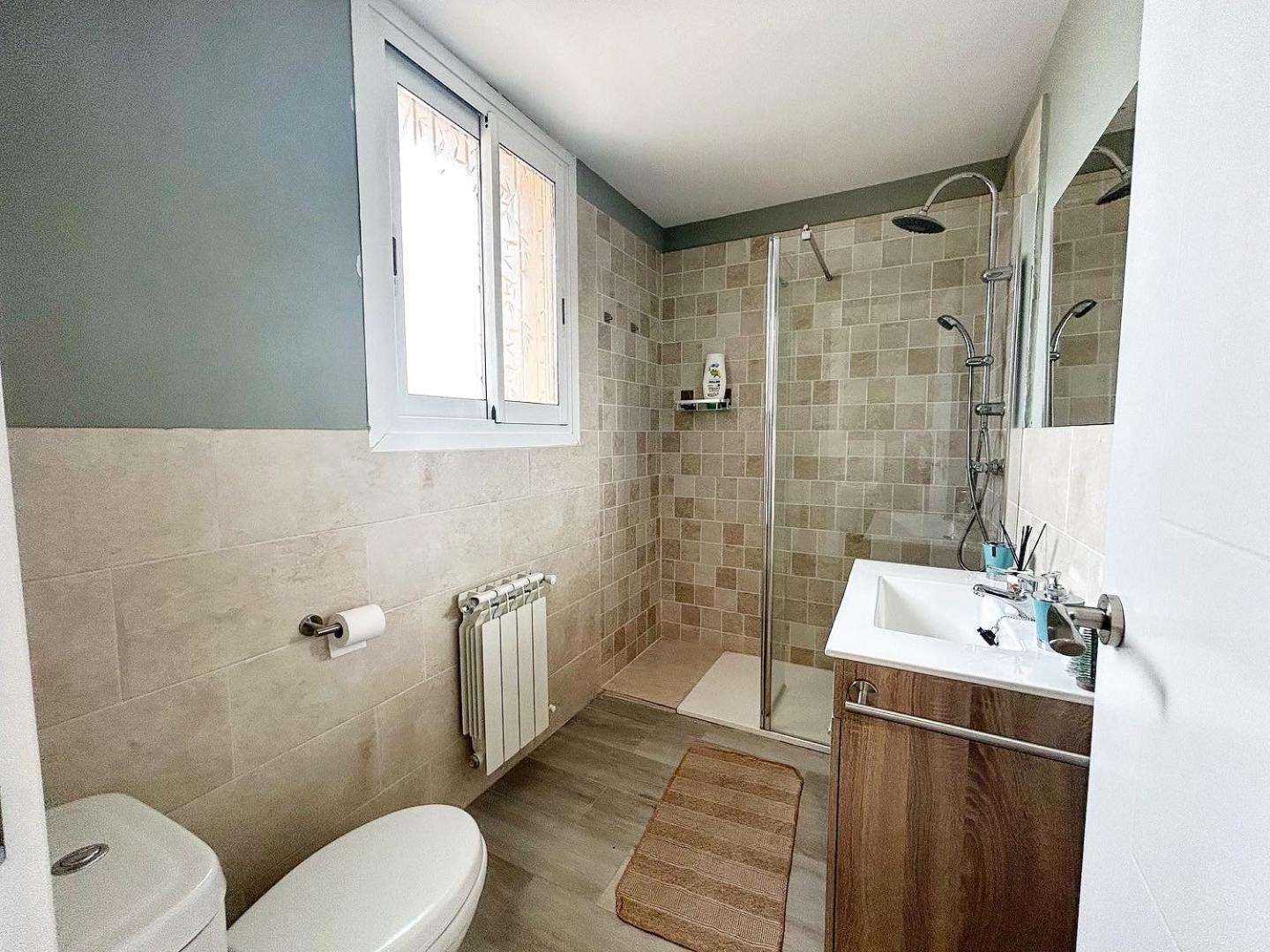 Seven-Bedroom House photo 2
