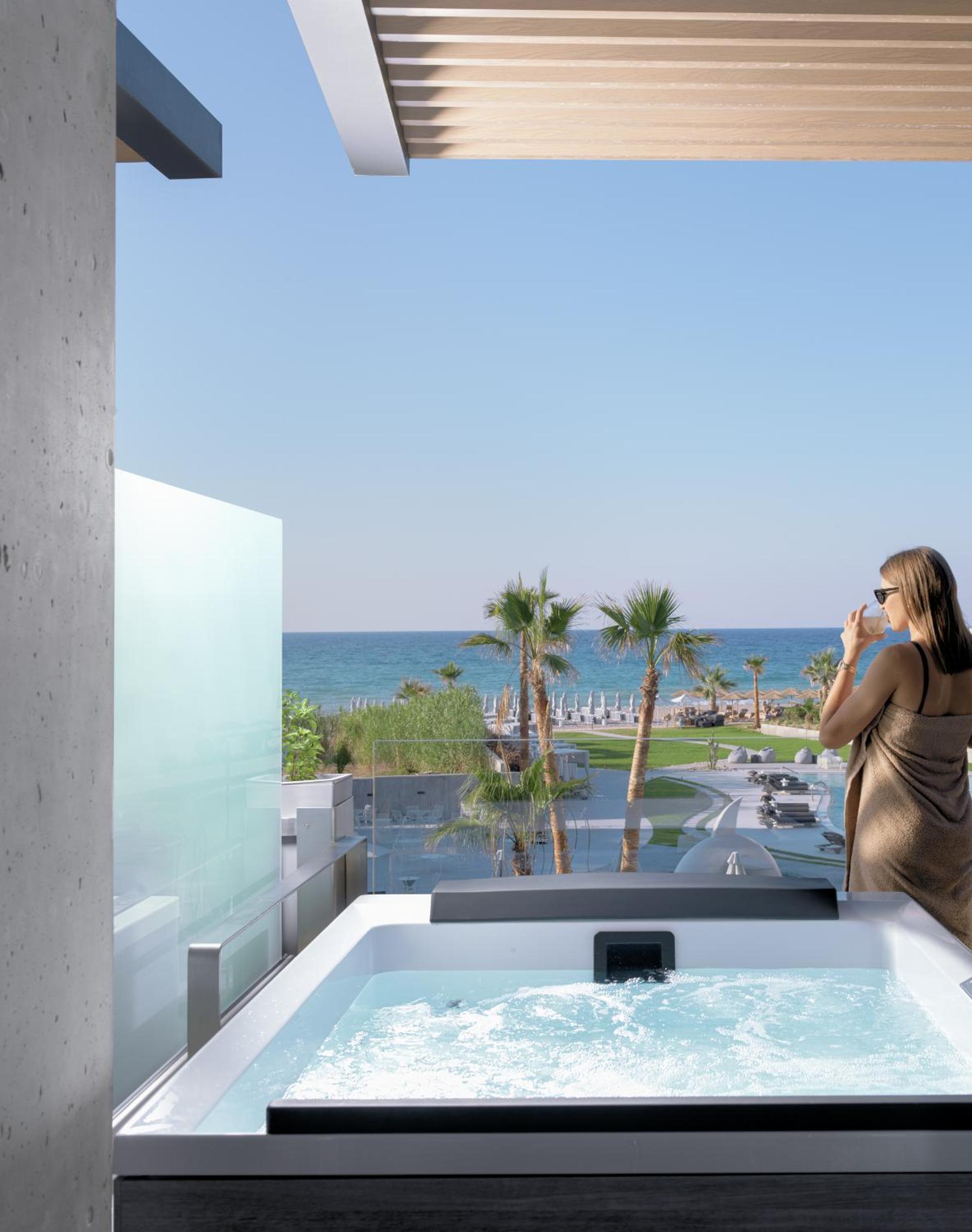 Nautilux Suite with Hot Tub & Sea View - Photo 4