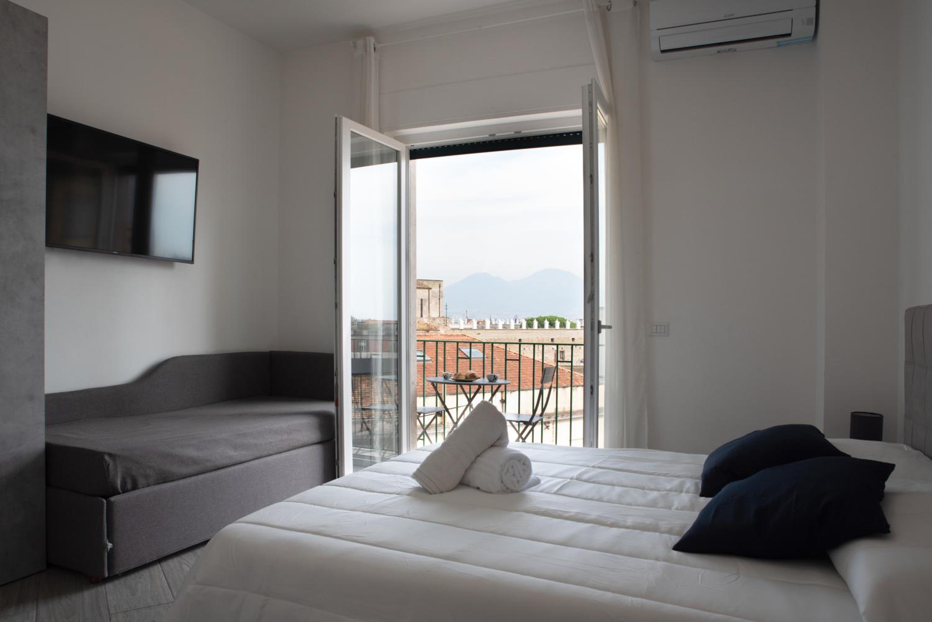 Double Room with Private Bathroom with Balcony Vesuvio View