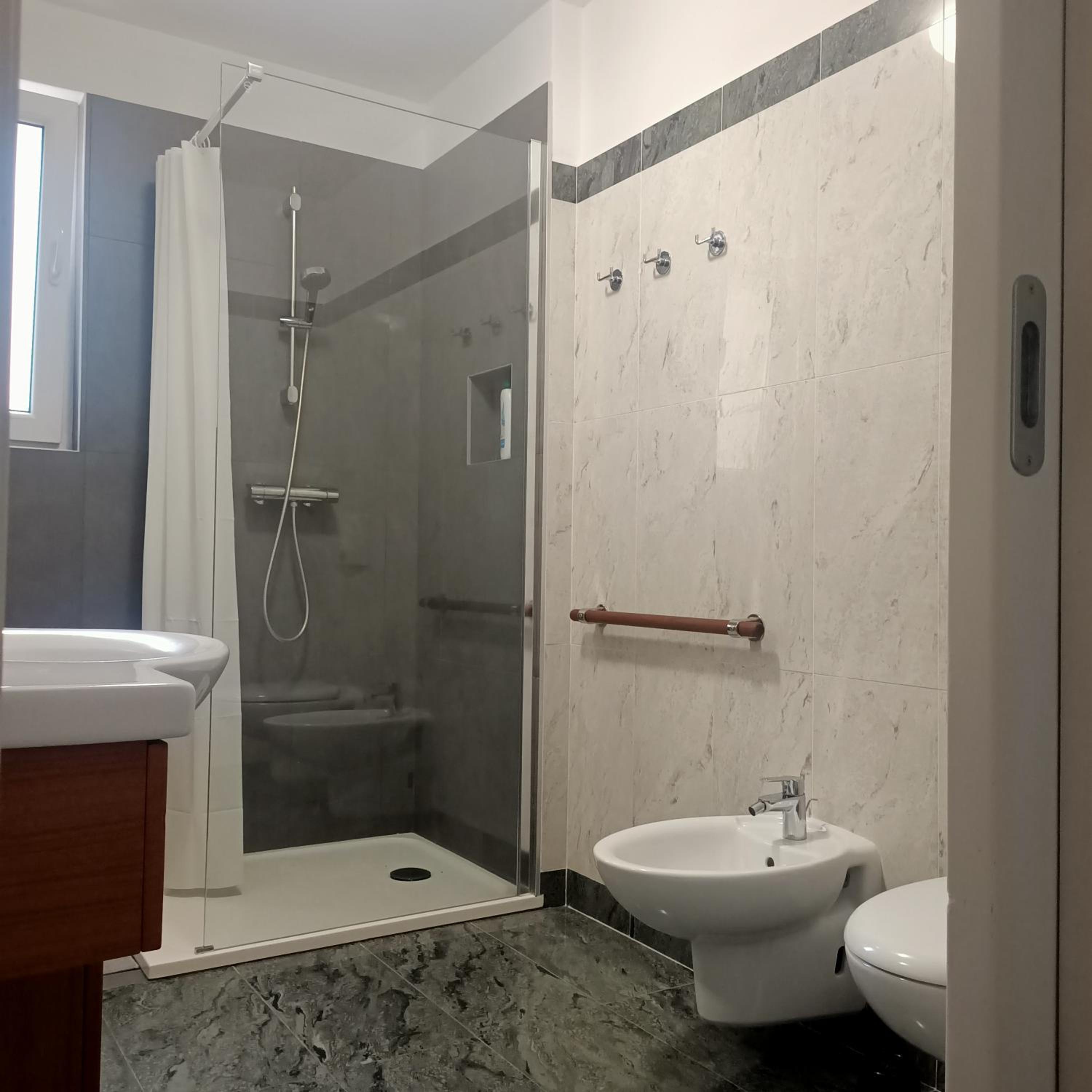 Double Room with Private External Bathroom - Photo 4