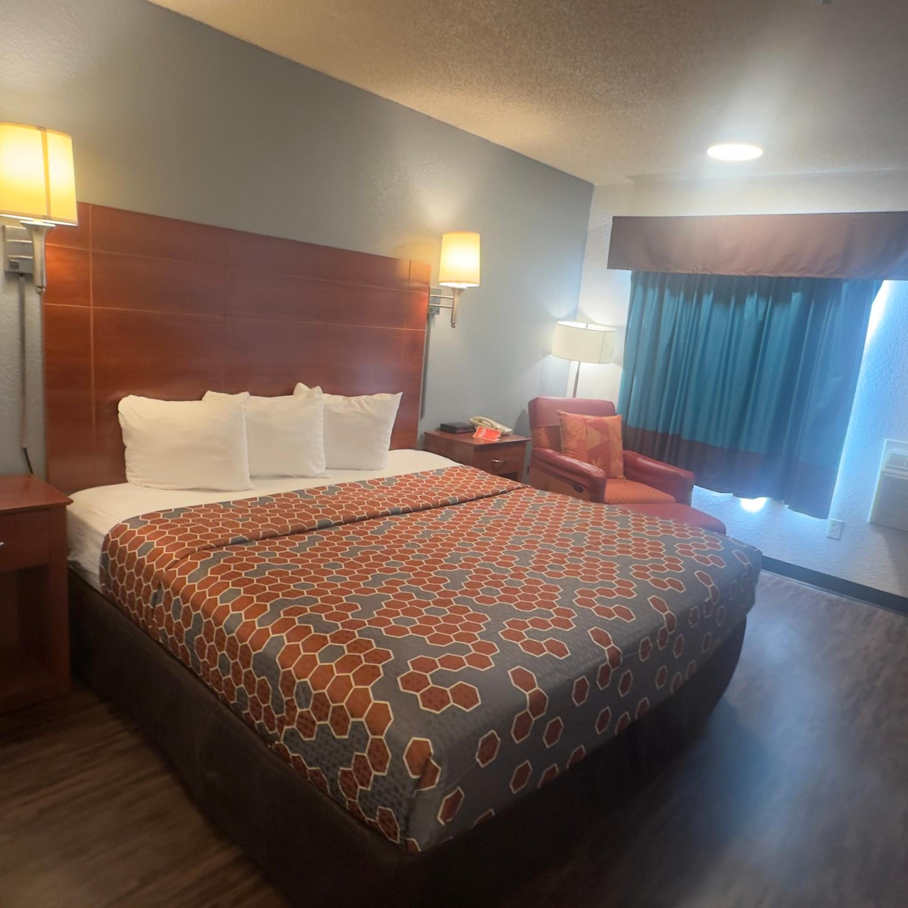 King Room - Non-Smoking - Photo 1