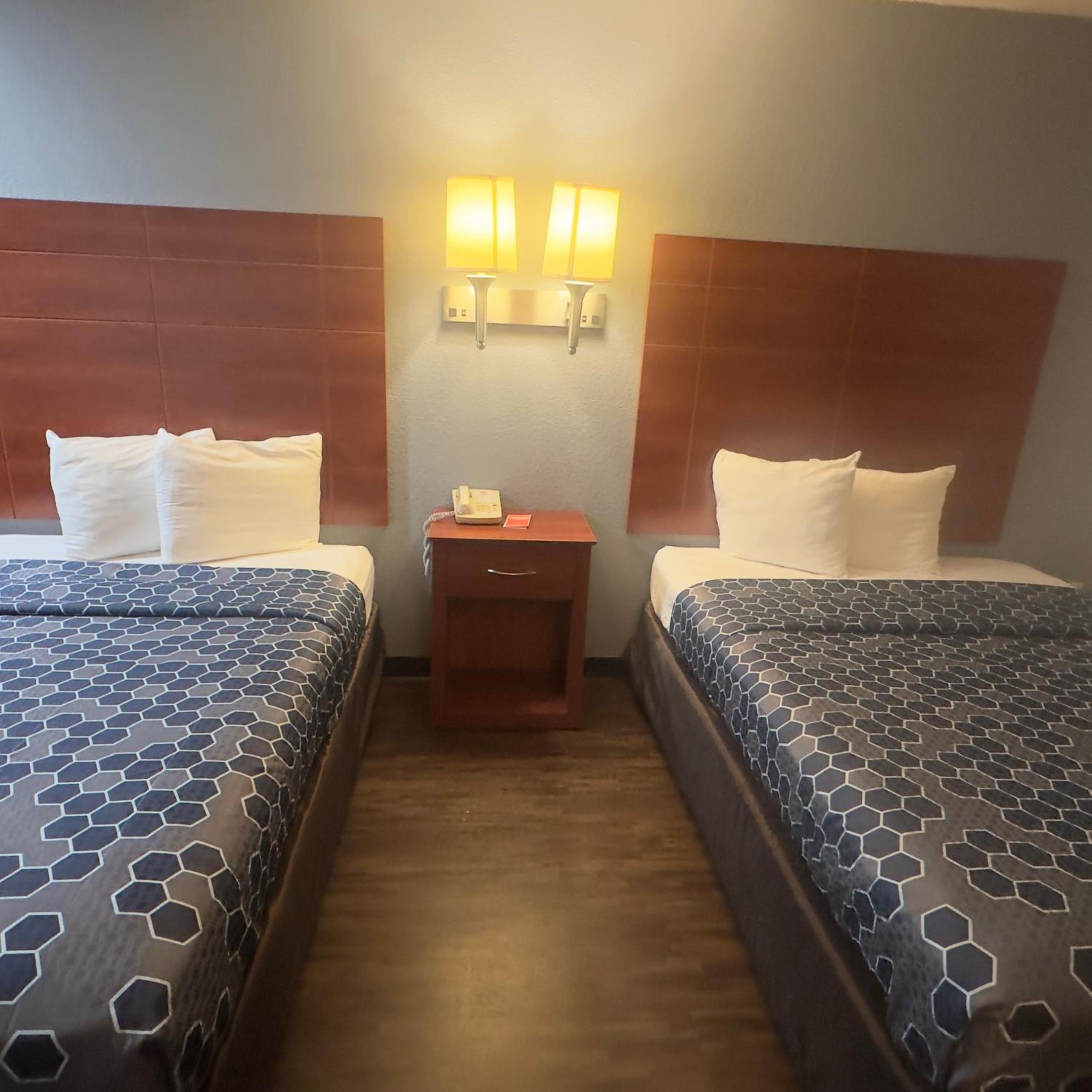 Queen Room with Two Queen Beds - Non-Smoking - Photo 4