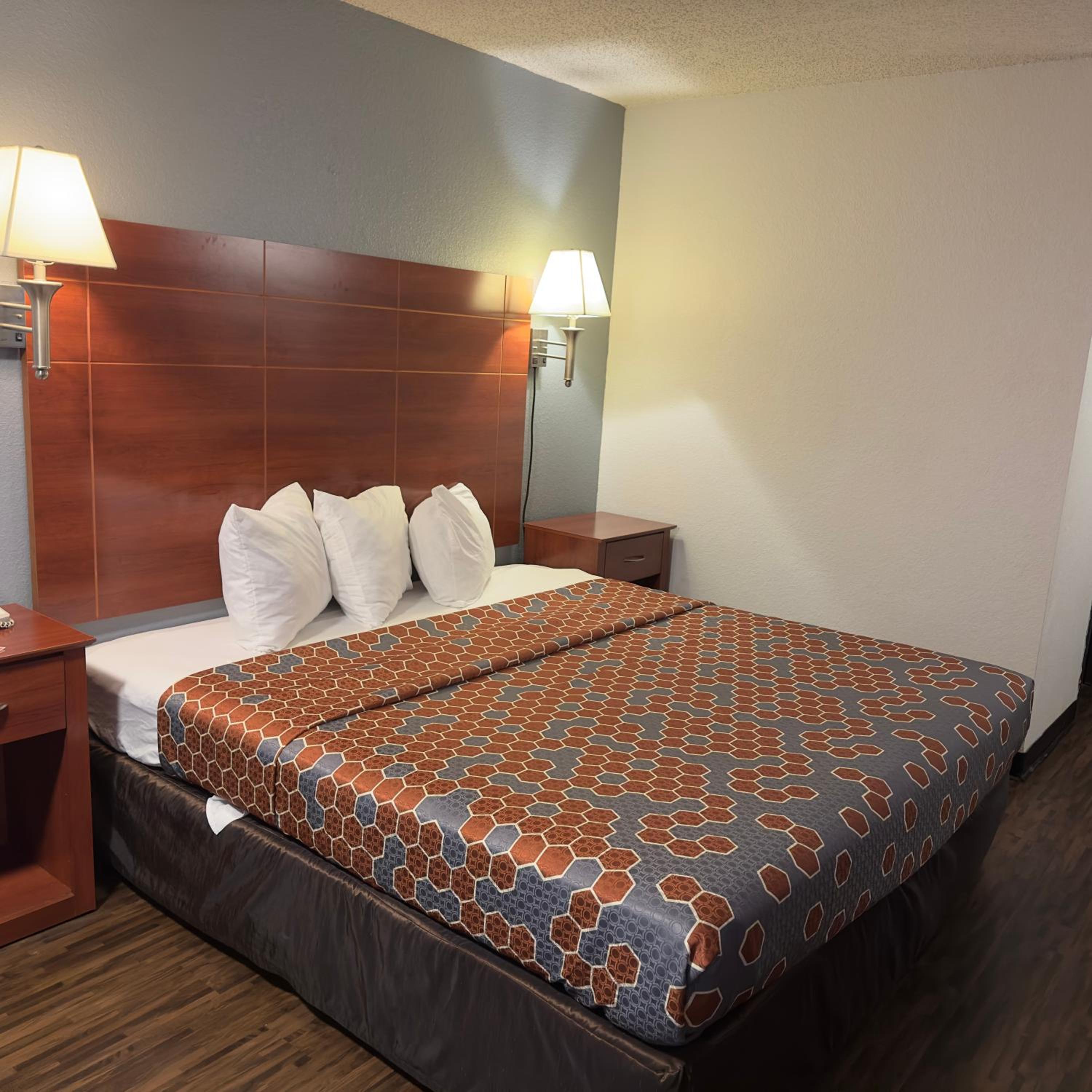 King Room - Non-Smoking - Photo 2