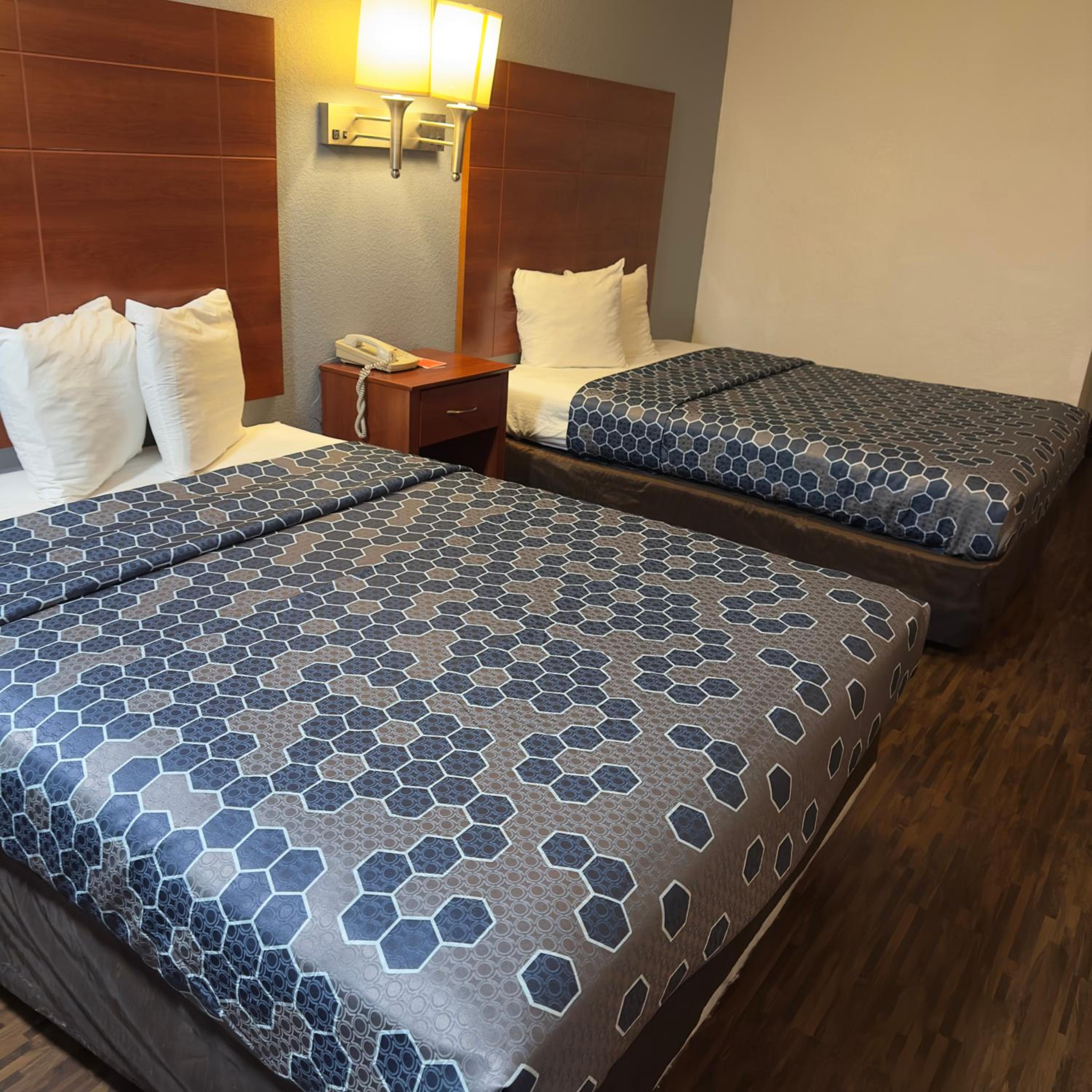 Queen Room with Two Queen Beds - Non-Smoking - Photo 2