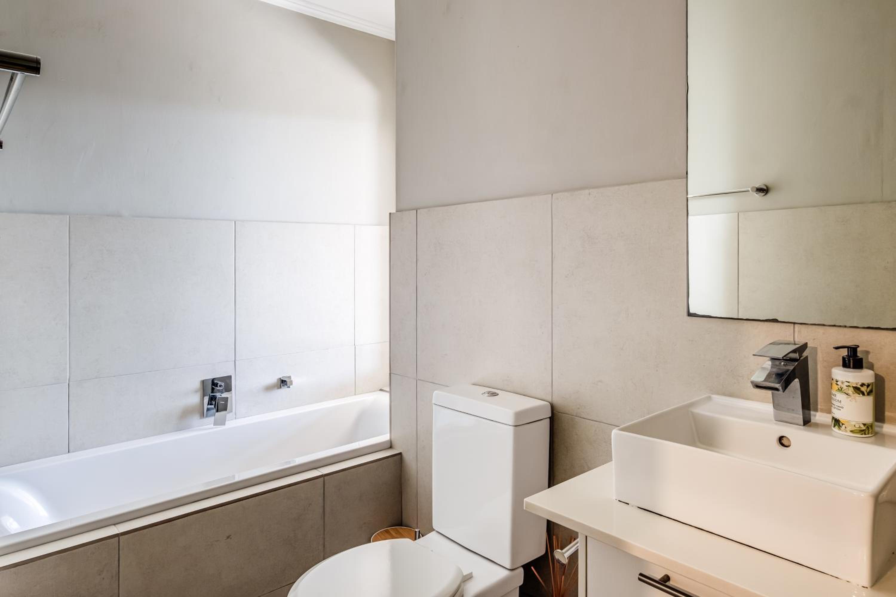 One-Bedroom Apartment - Photo 4