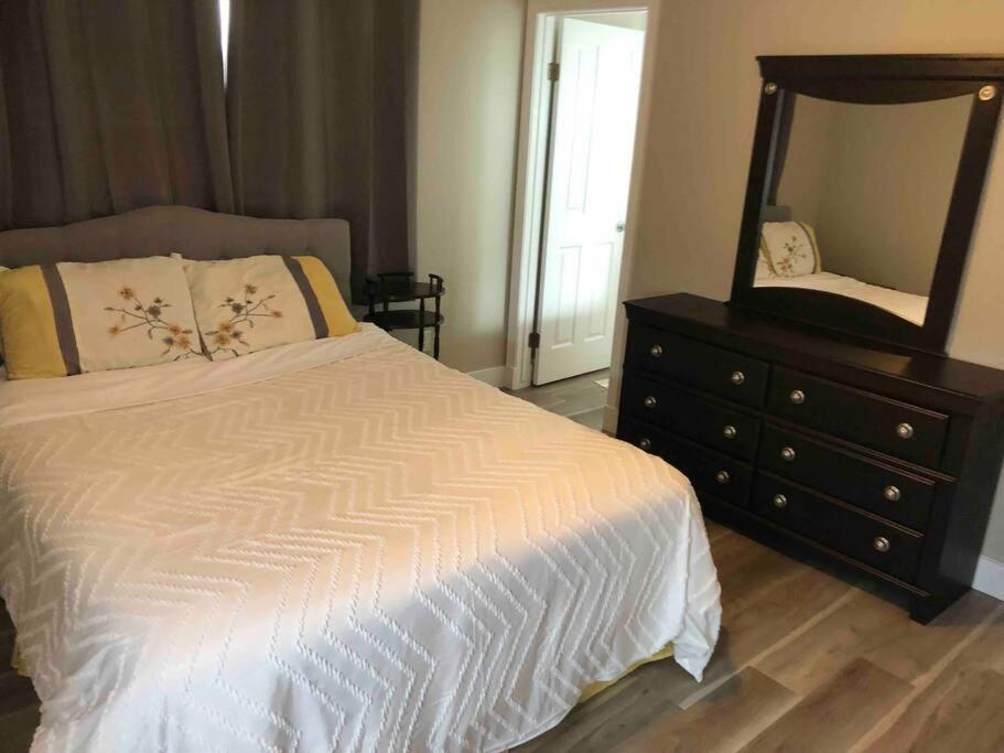 Six-Bedroom House photo 2