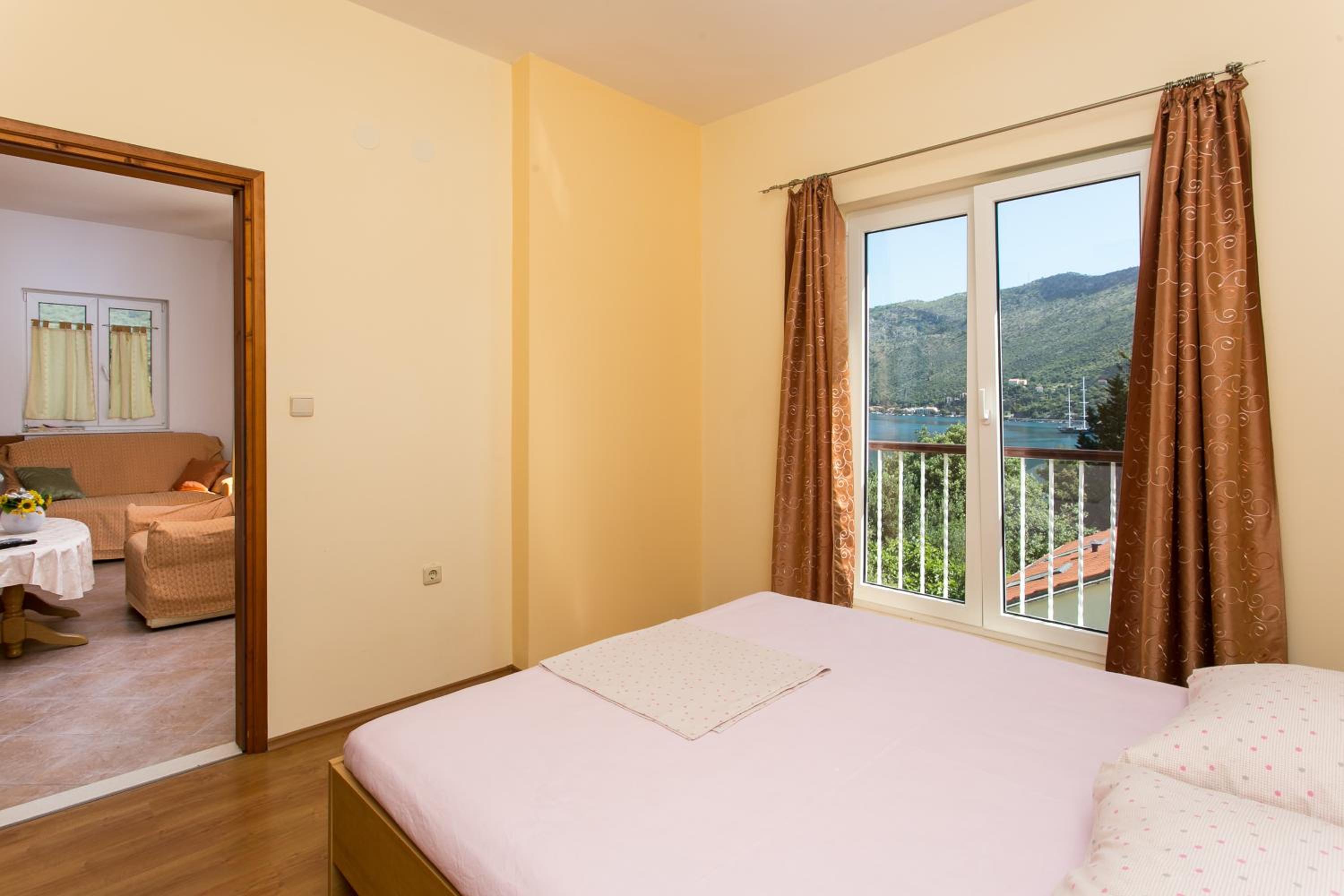 One-Bedroom Apartment With Balcony And Sea View photo 2