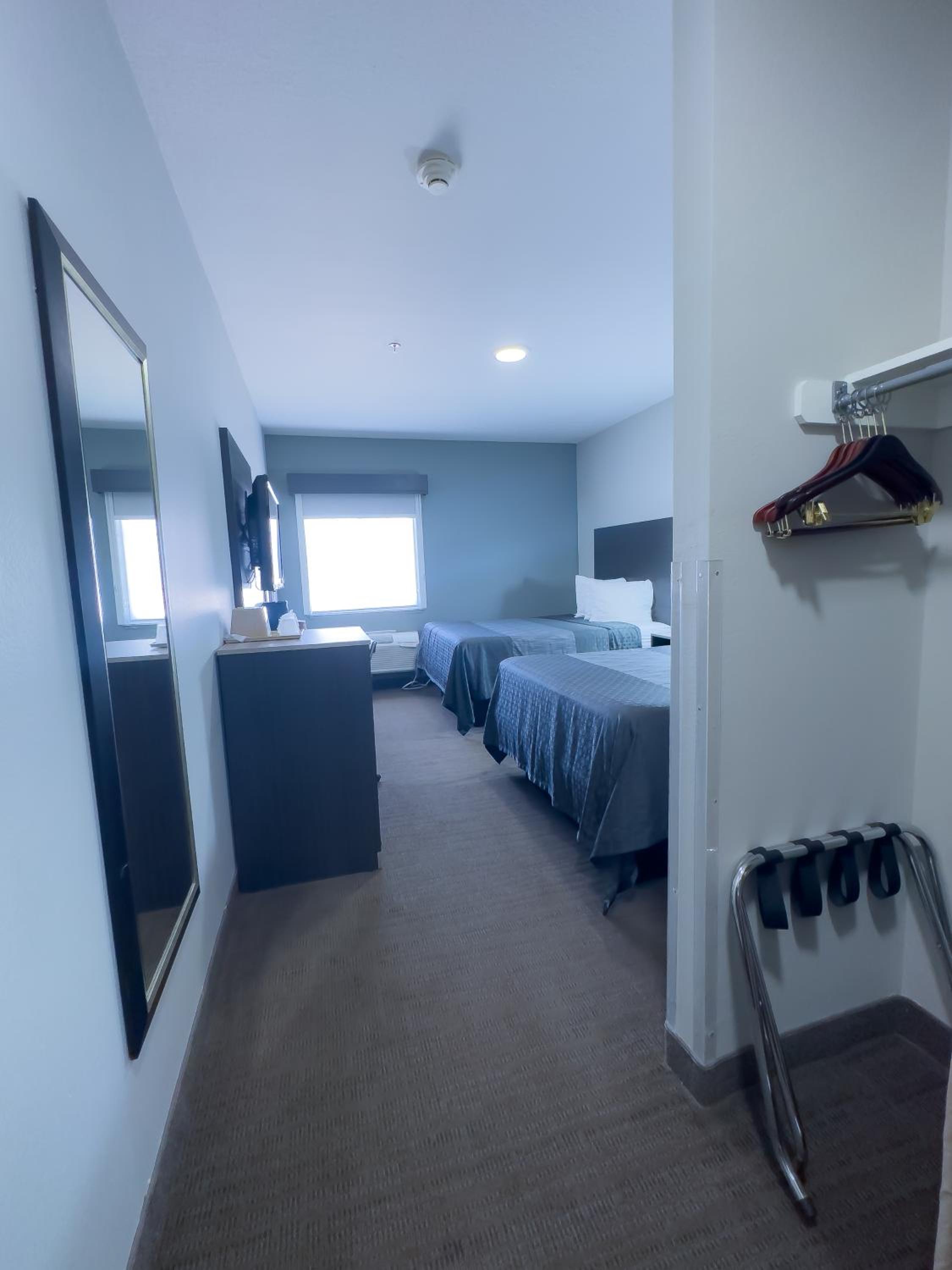 Queen Room with Two Queen Beds - Photo 6