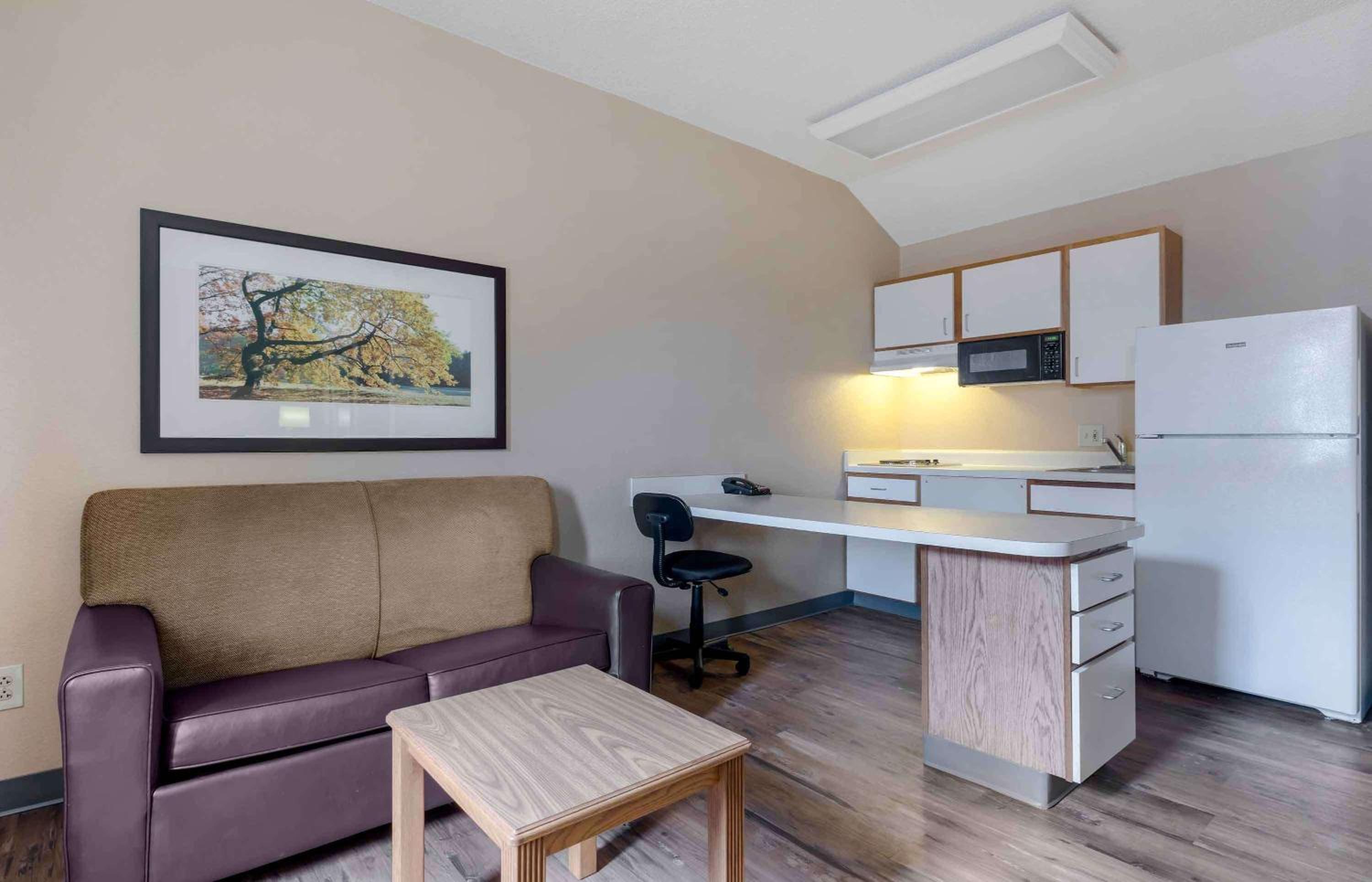 Deluxe Studio with 1 Queen Bed - Non-Smoking - Photo 5