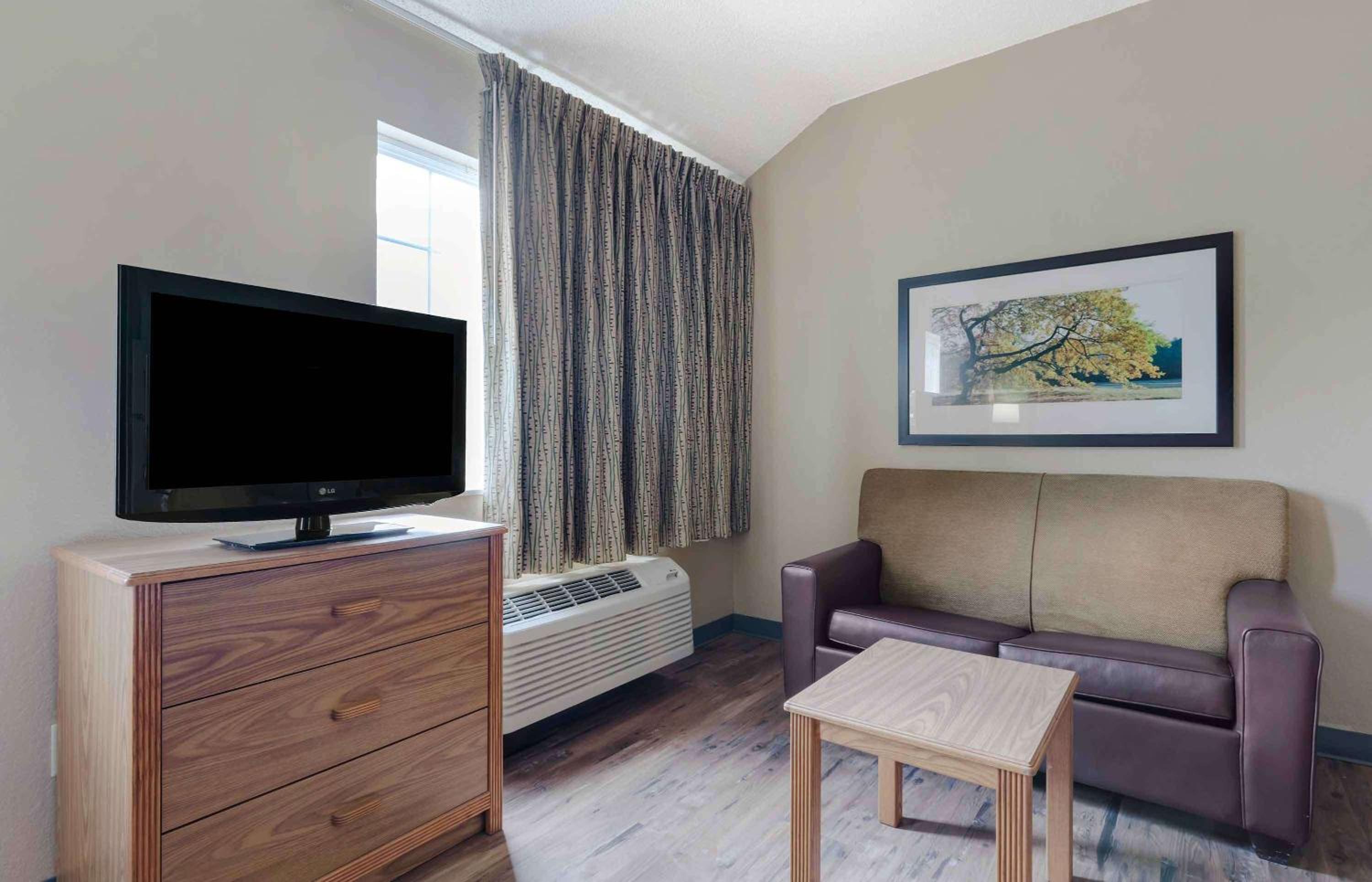 Deluxe Studio with 1 Queen Bed - Non-Smoking - Photo 4