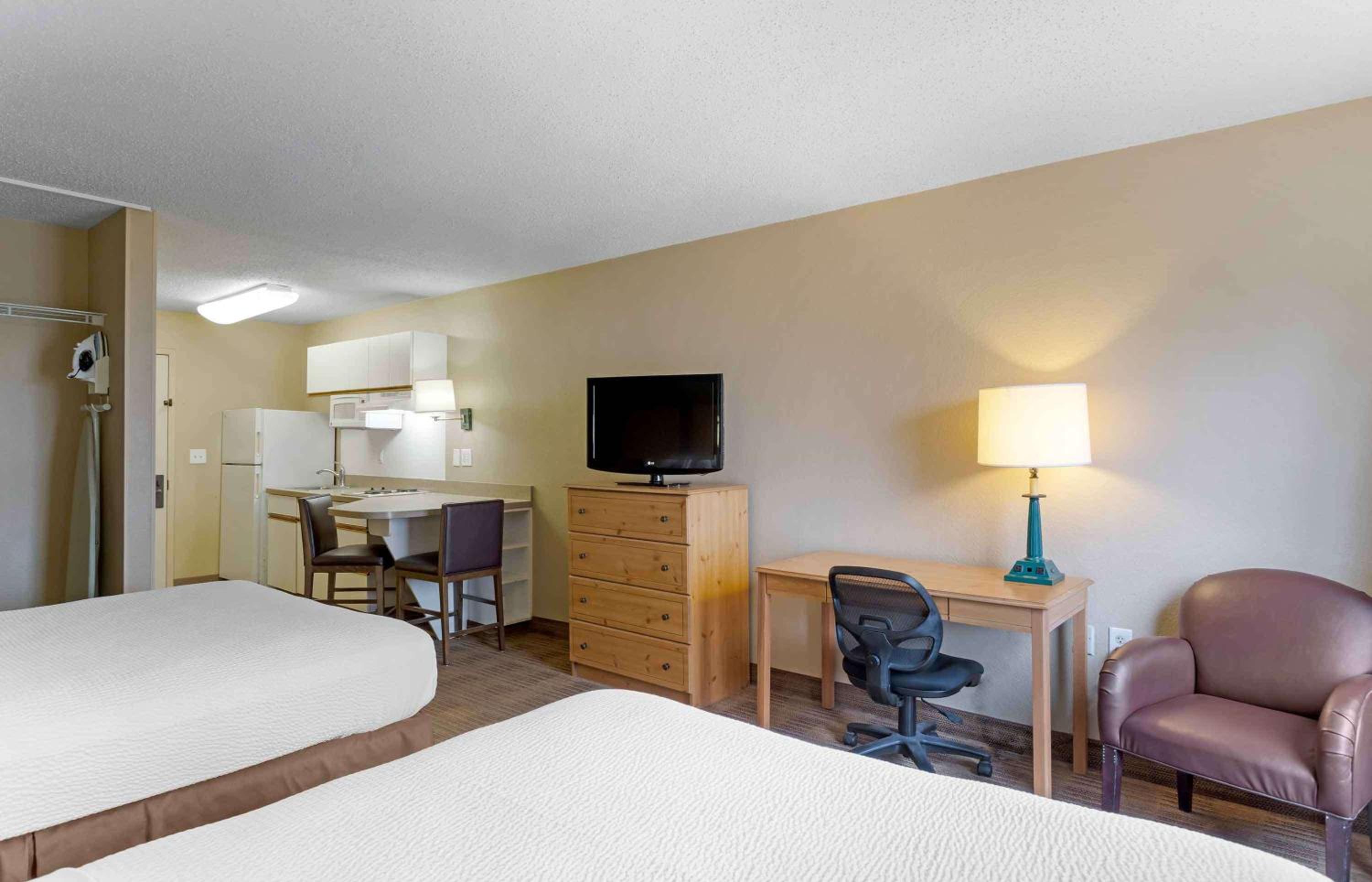 Studio with 2 Queen Beds - Non-Smoking - Photo 3