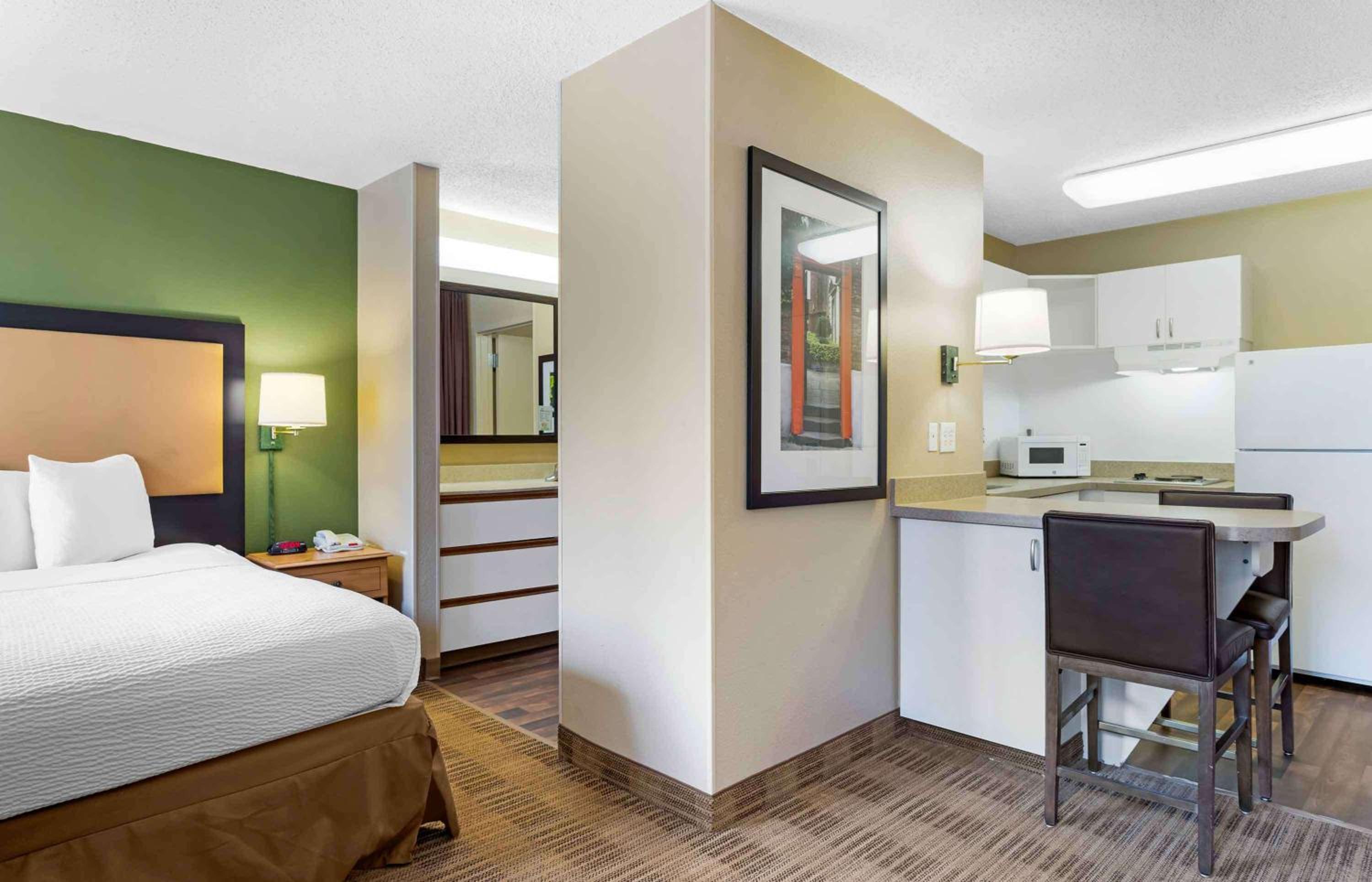 Deluxe Studio with 1 King Bed - Non-Smoking - Photo 8