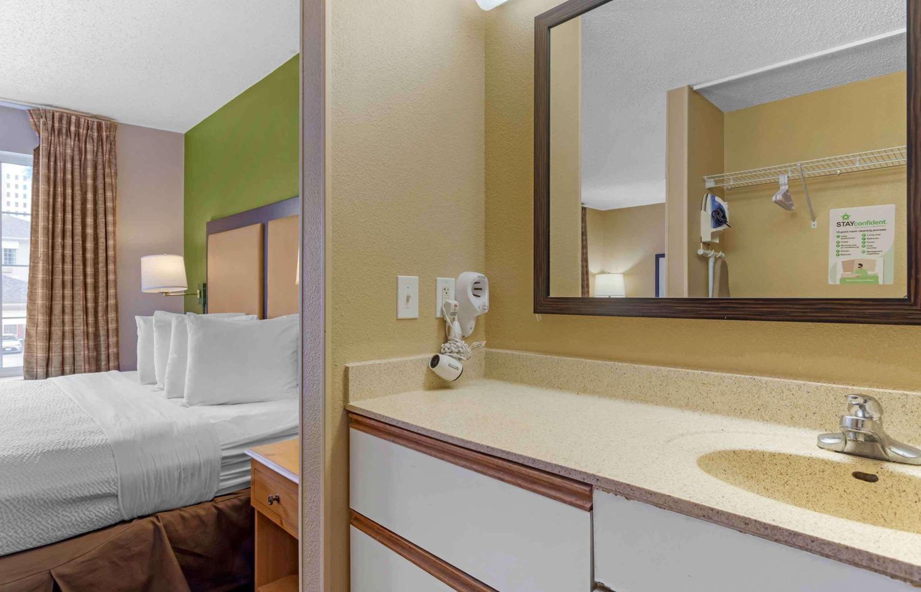 Deluxe Studio with 1 King Bed - Non-Smoking - Photo 11