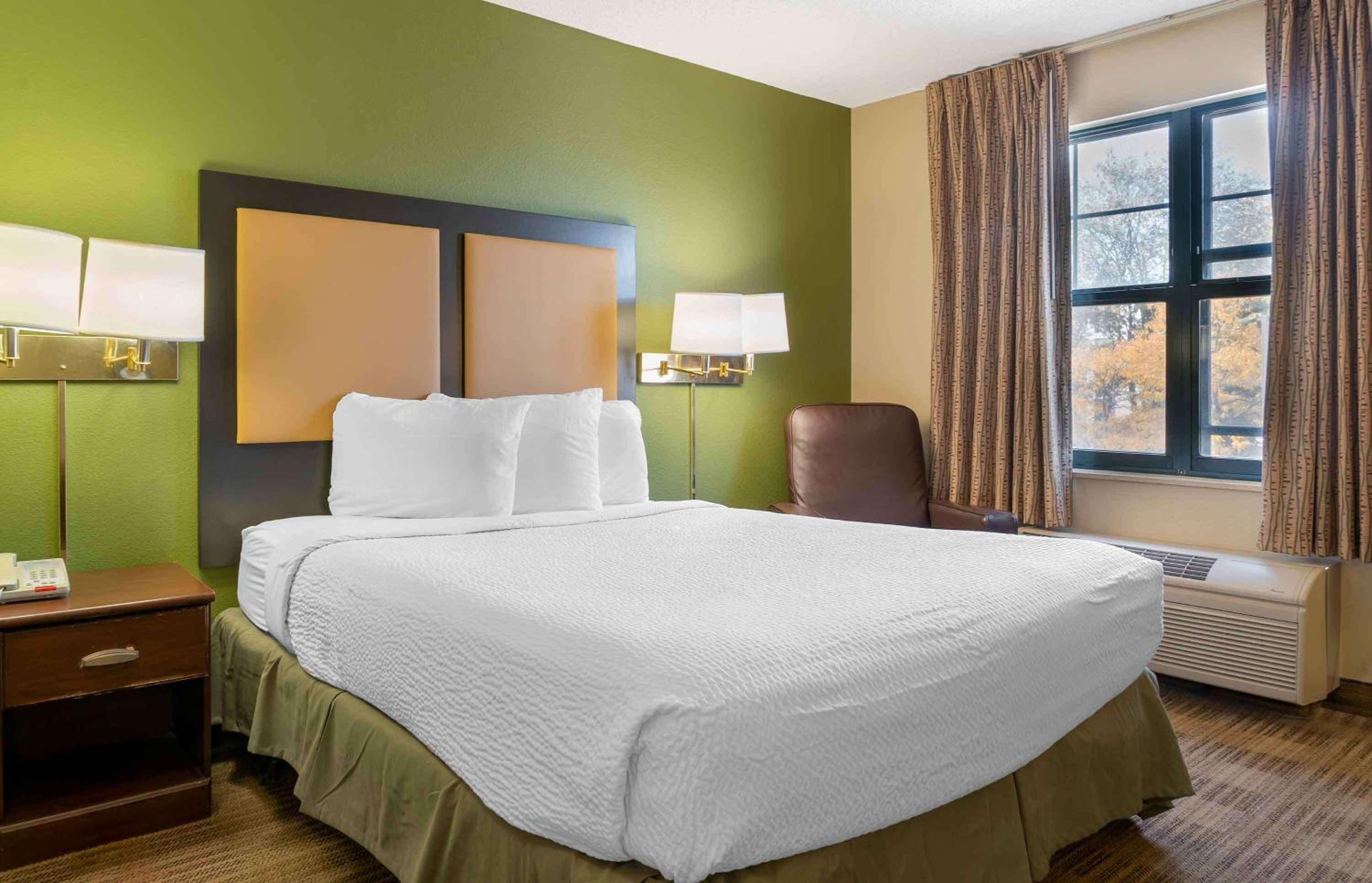 Queen studio with 1 Queen Bed - Disability Access/Non-Smoking photo 1