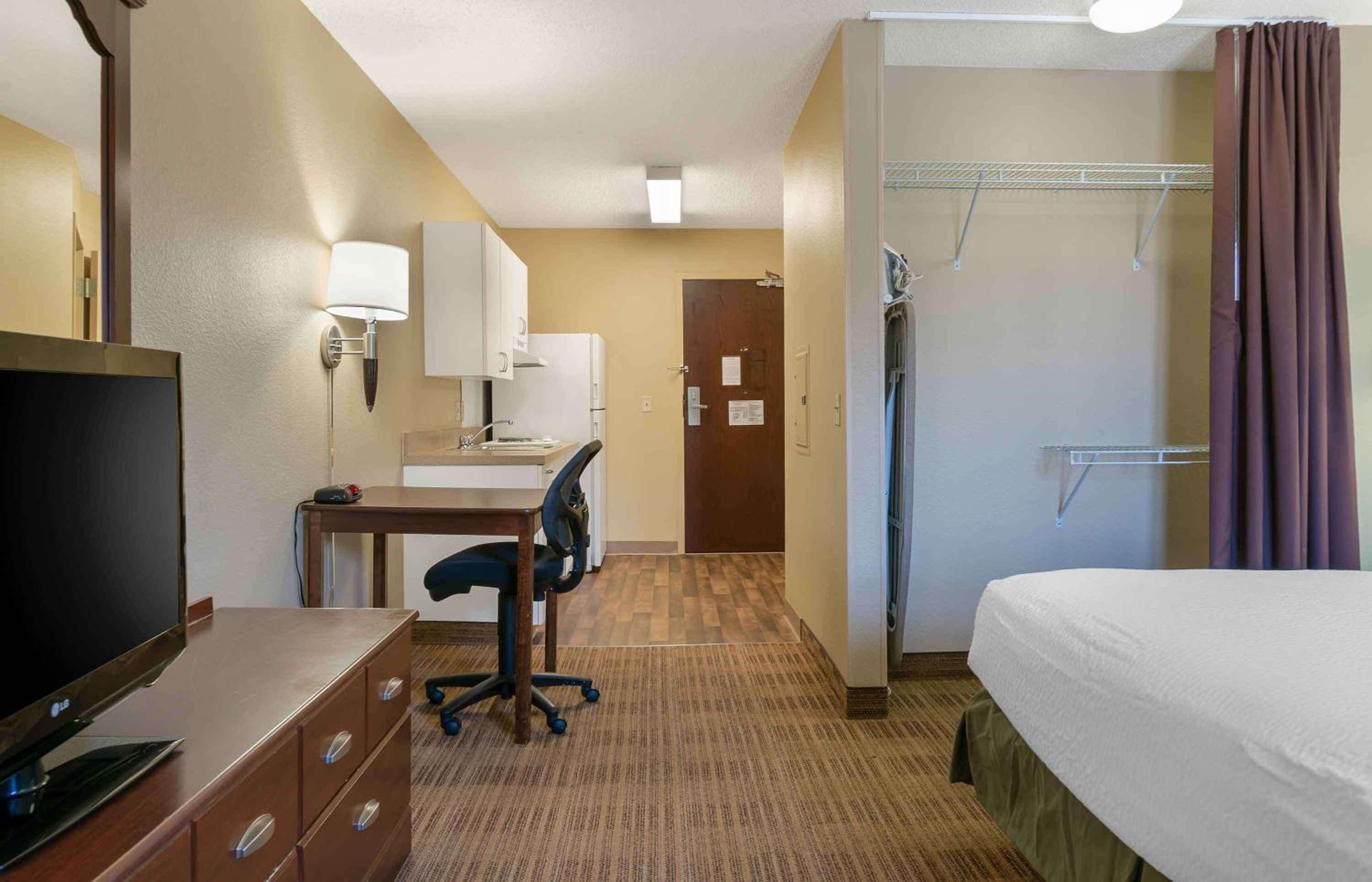 Queen studio with 1 Queen Bed - Disability Access/Non-Smoking photo 2
