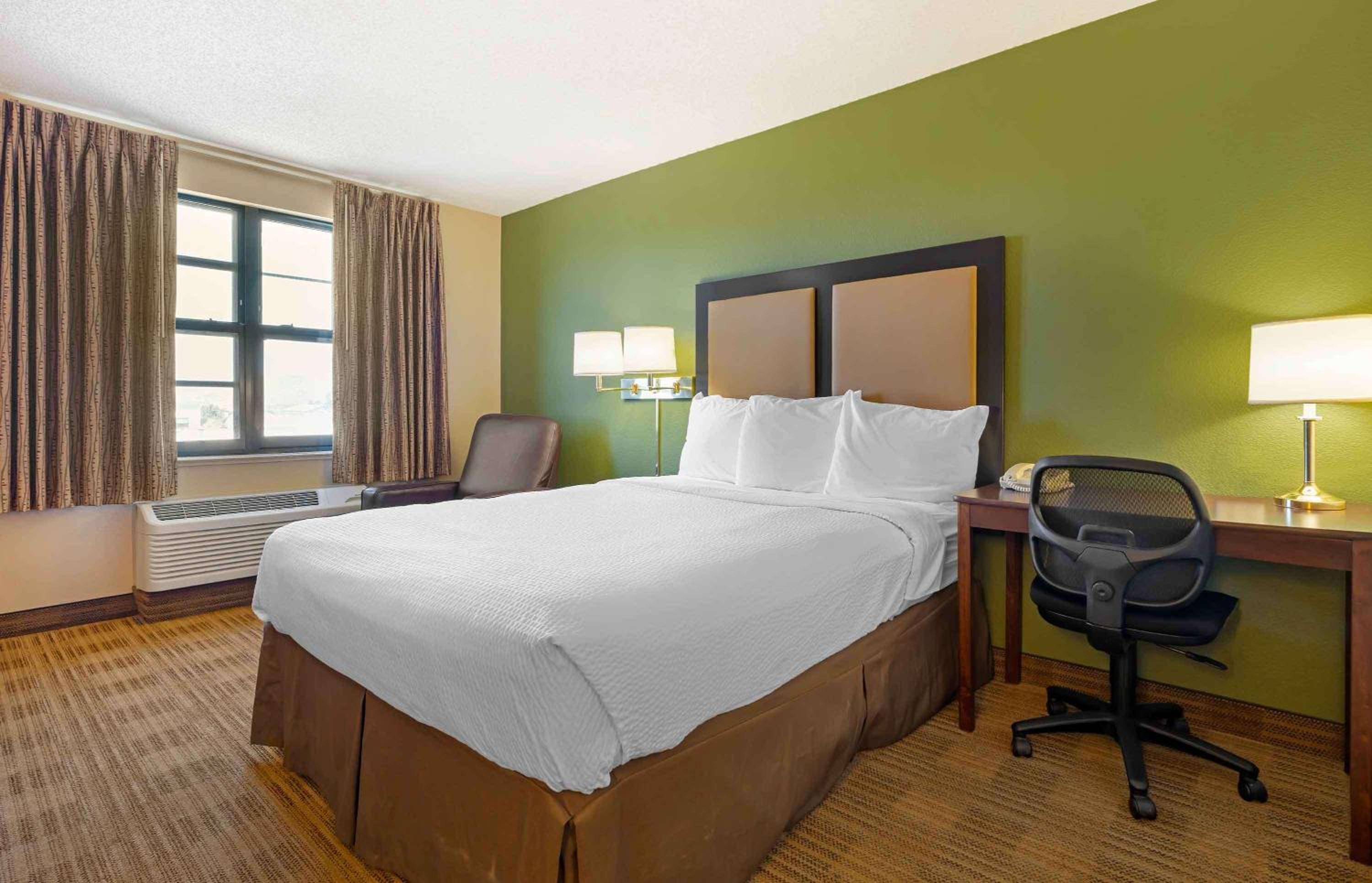 Queen Studio with One Queen Bed - Disability Access/Non-Smoking - Photo 1