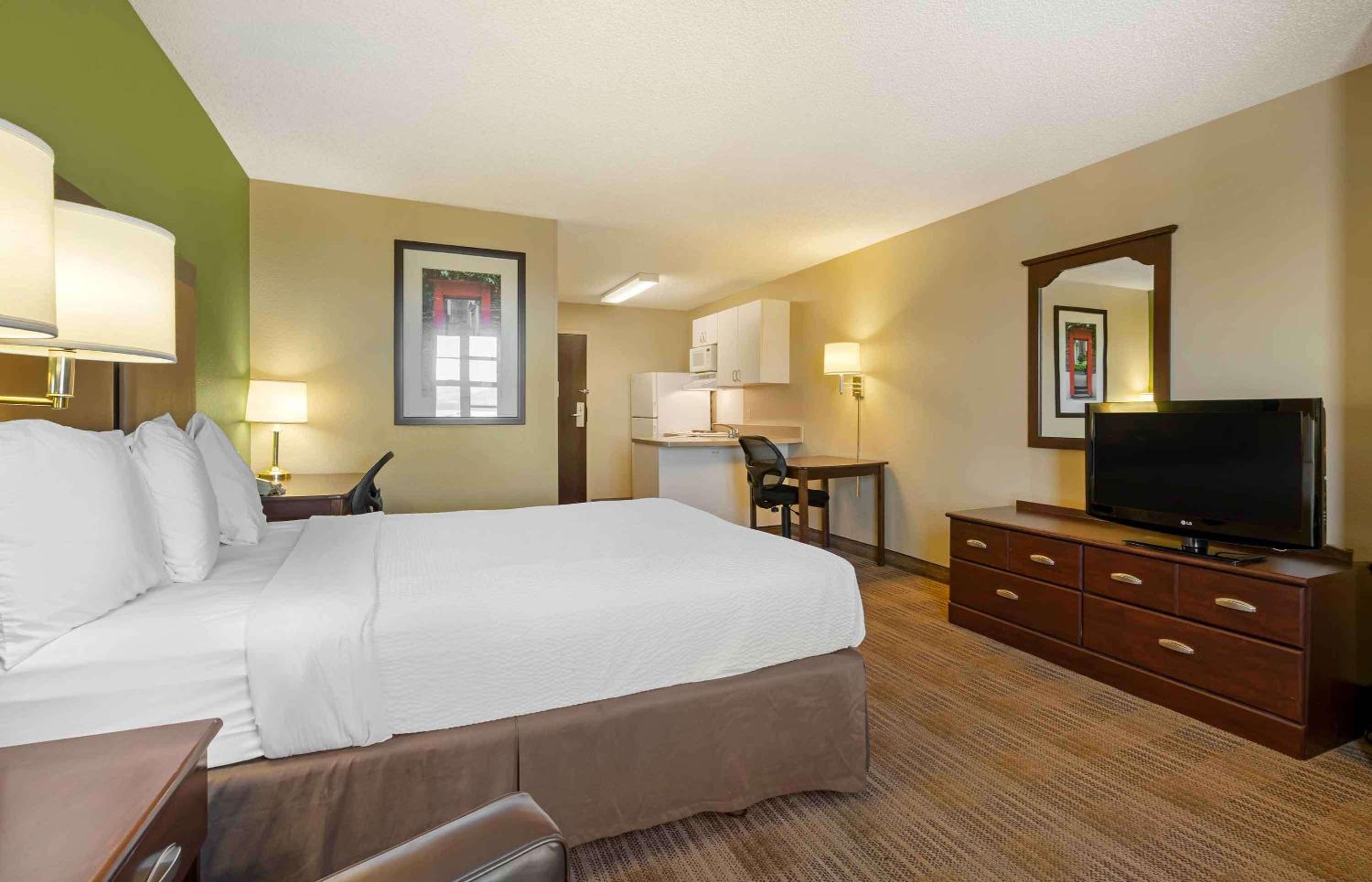 Queen Studio with One Queen Bed - Disability Access/Non-Smoking - Photo 5