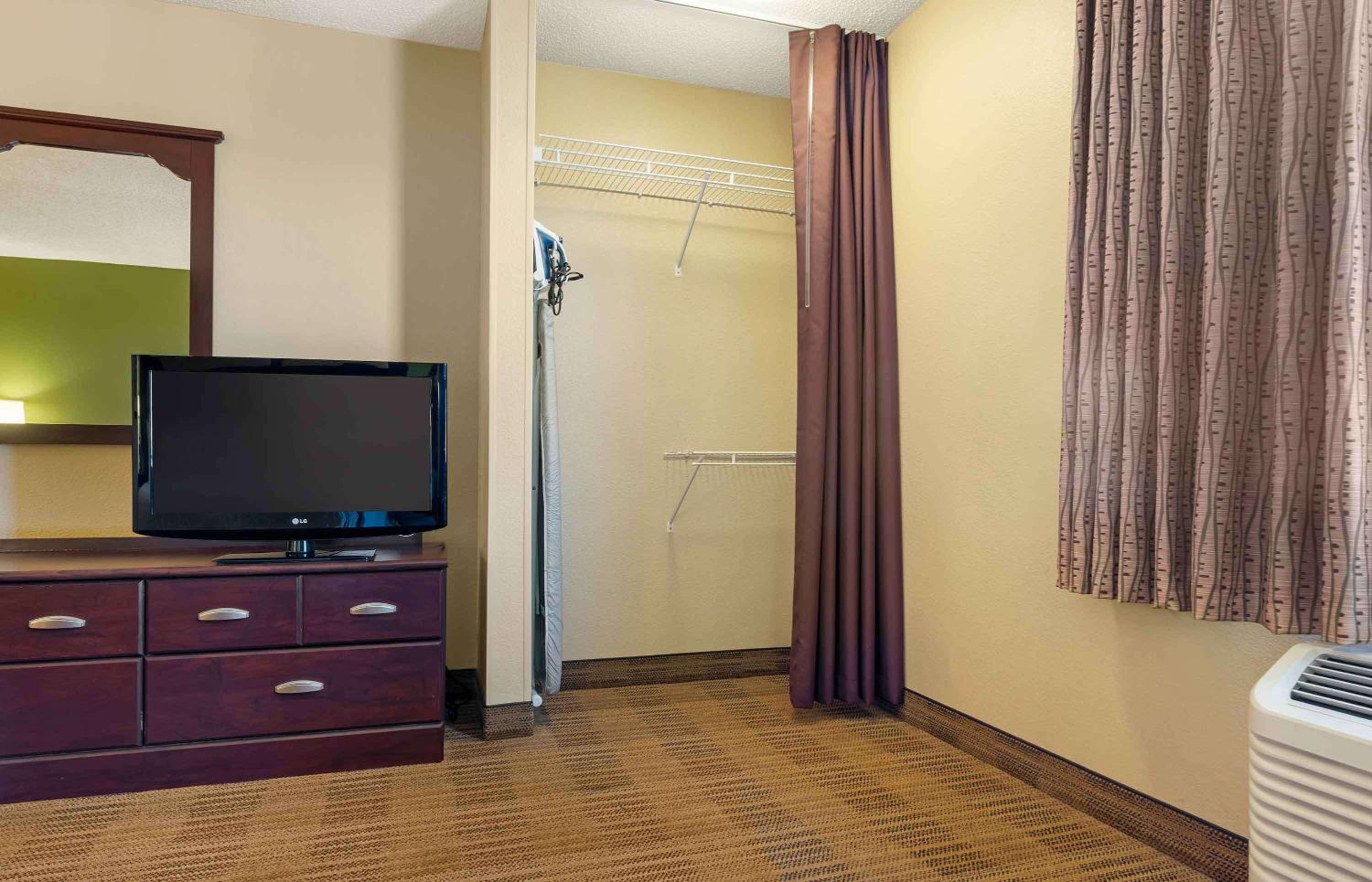 Queen Studio with One Queen Bed - Disability Access/Non-Smoking - Photo 6
