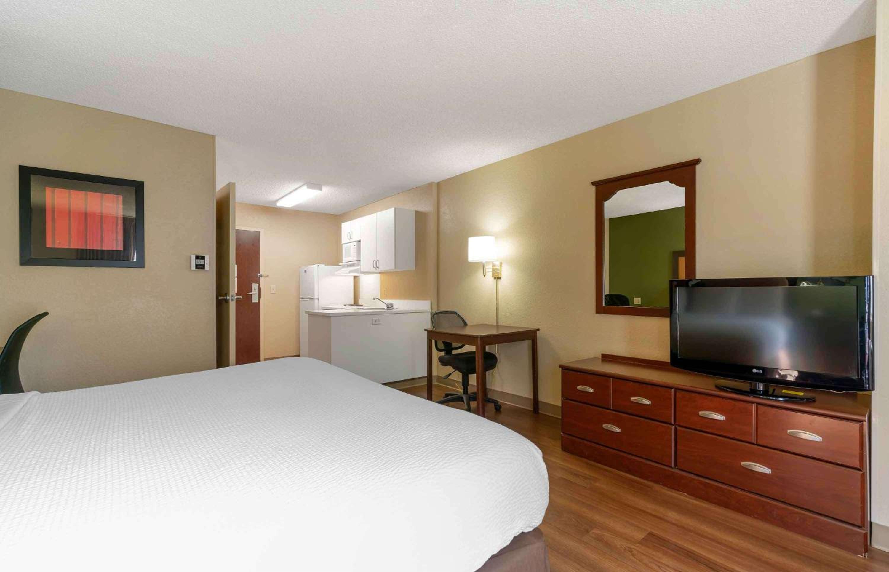 Studio with 1 King Bed - Non-Smoking - Photo 3