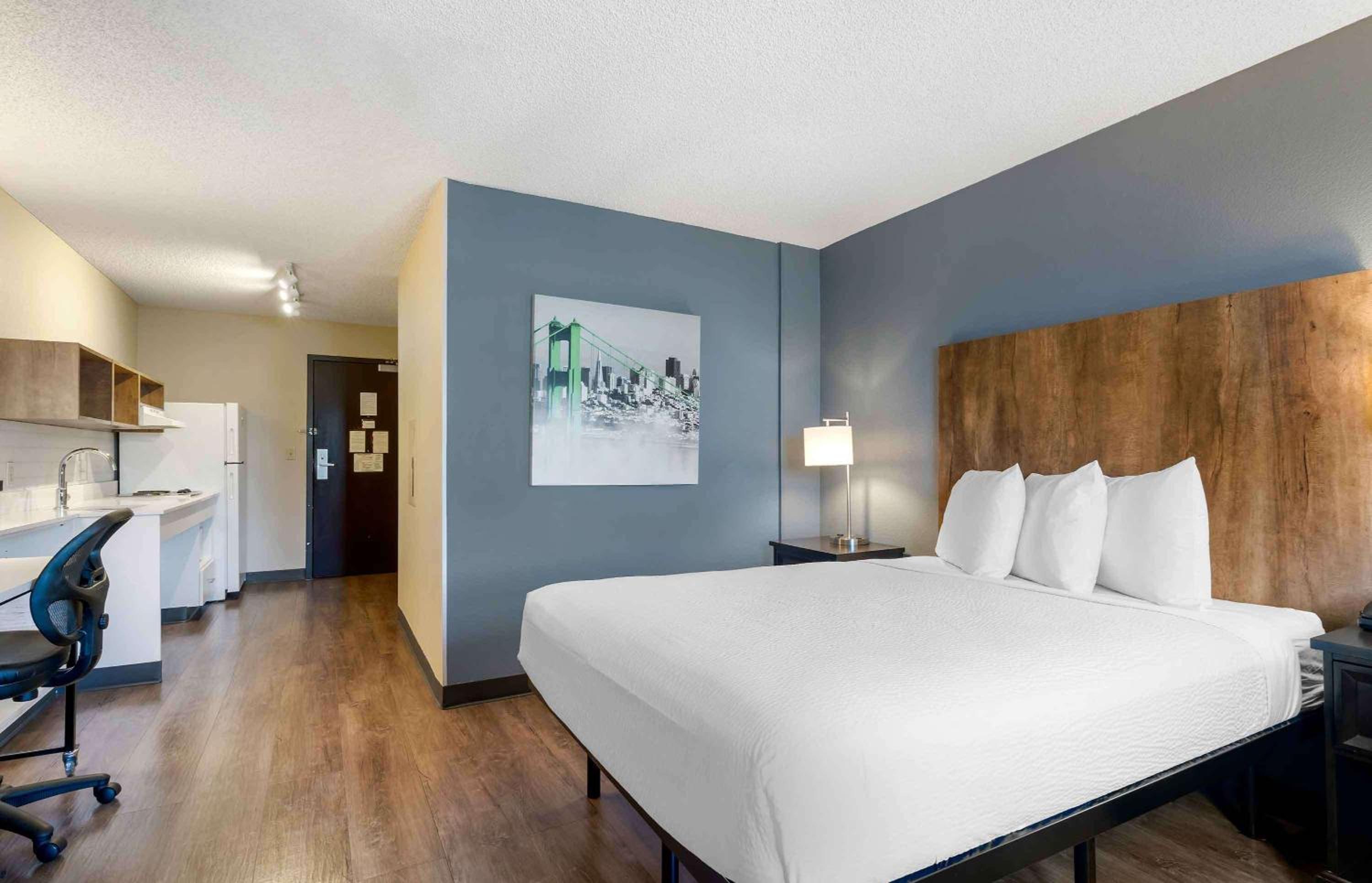 Queen studio with 1 Queen Bed - Disability Access/Non-Smoking - Photo 5