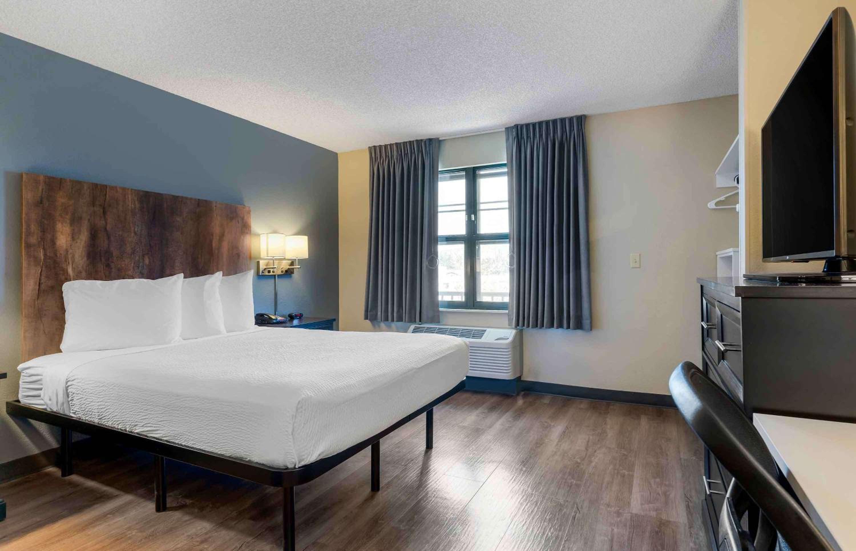Queen studio with 1 Queen Bed - Disability Access/Non-Smoking - Photo 4