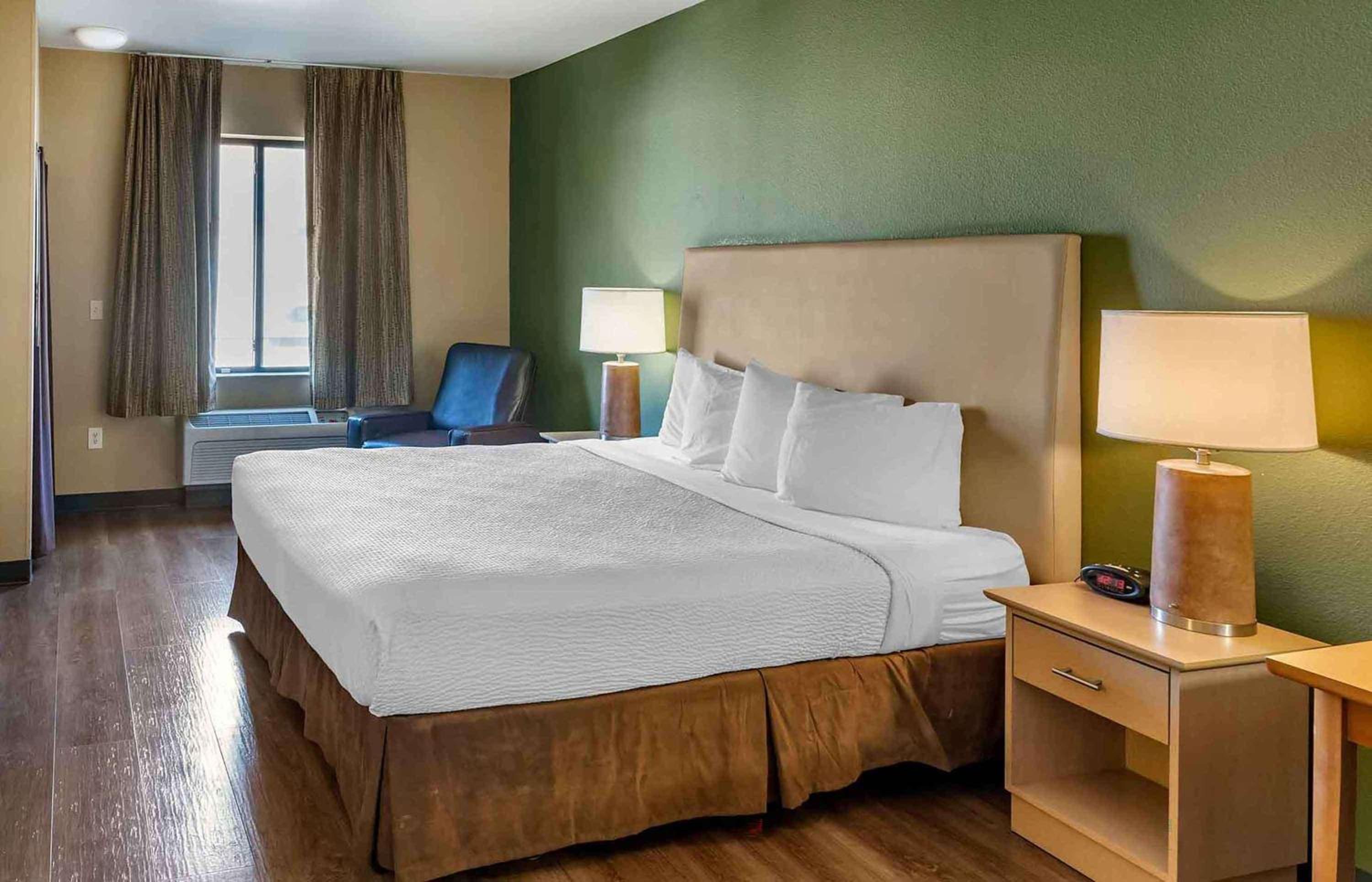 Studio with 1 King Bed - Non-Smoking - Photo 1