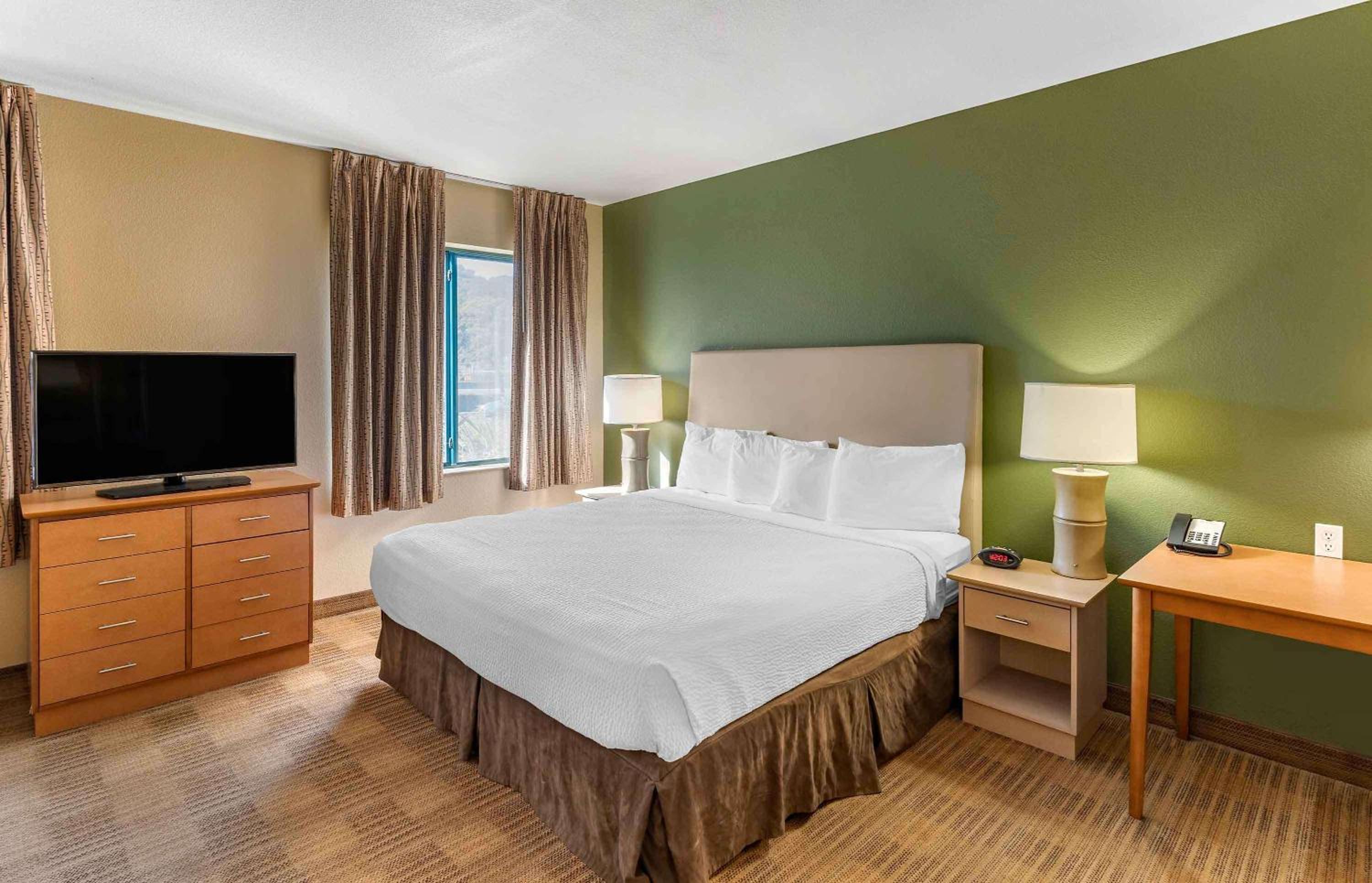 Deluxe Studio with 1 King Bed - Non-Smoking - Photo 1
