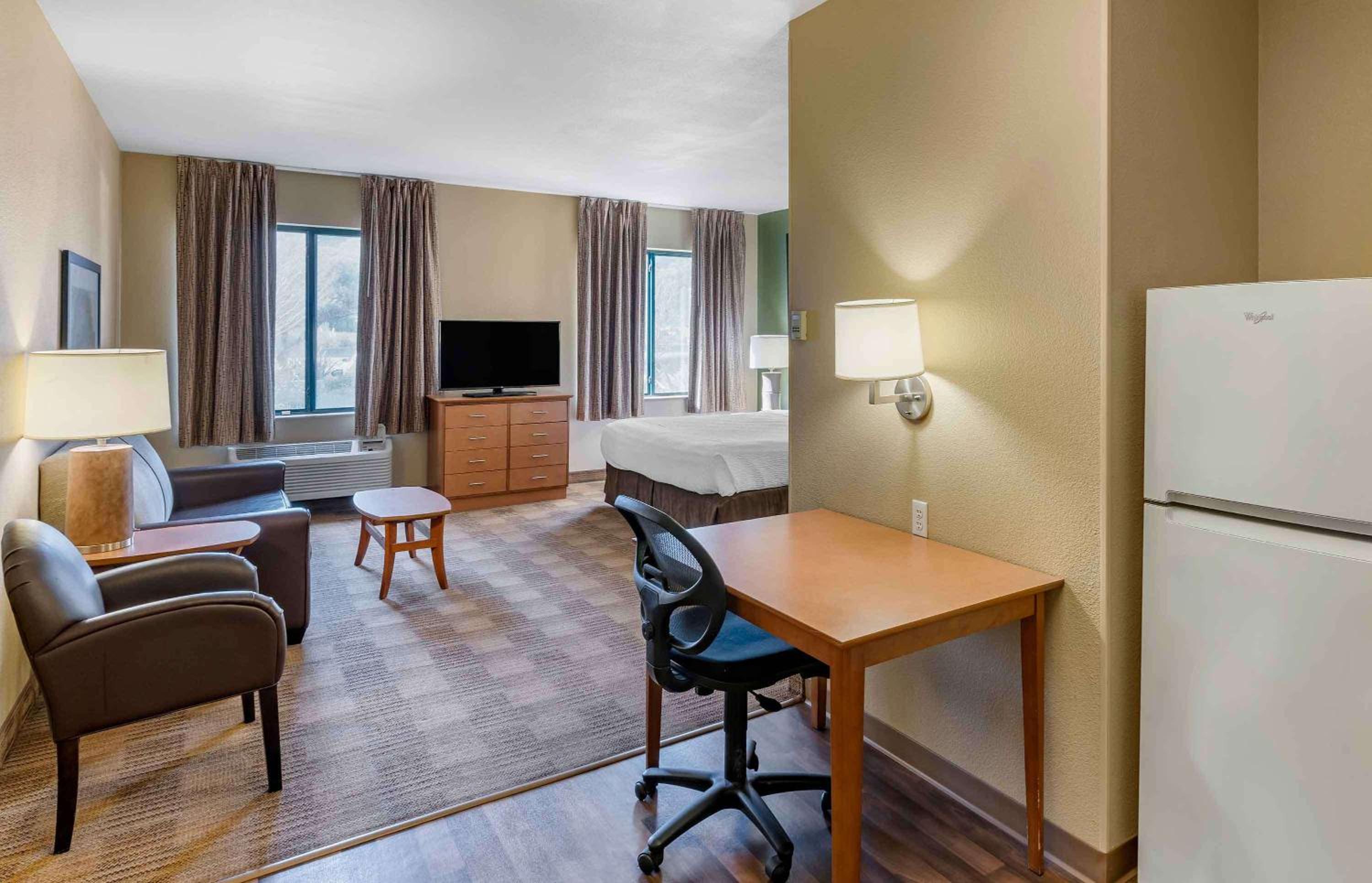 Deluxe Studio with 1 King Bed - Non-Smoking - Photo 4
