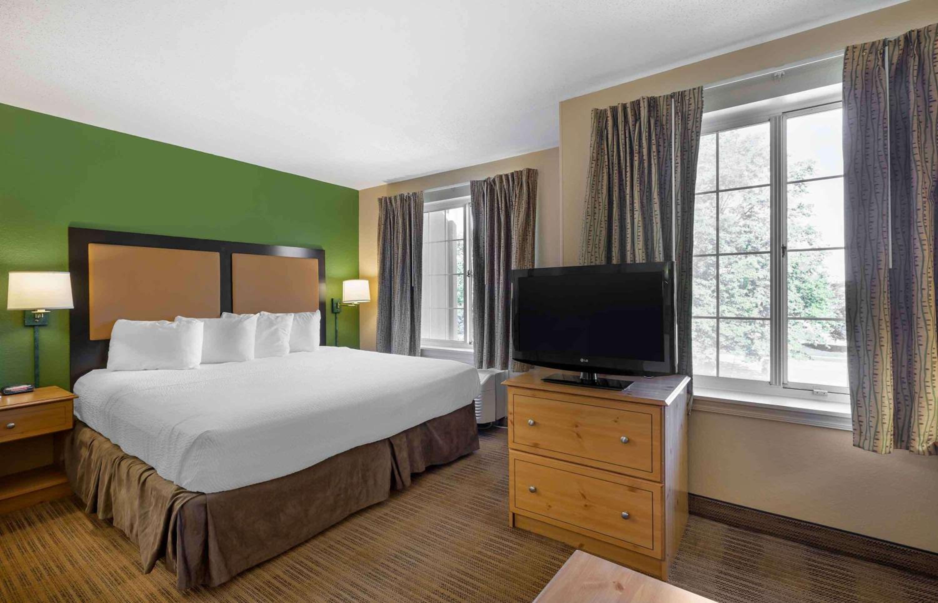Deluxe Studio with 1 King Bed - Non-Smoking - Photo 1