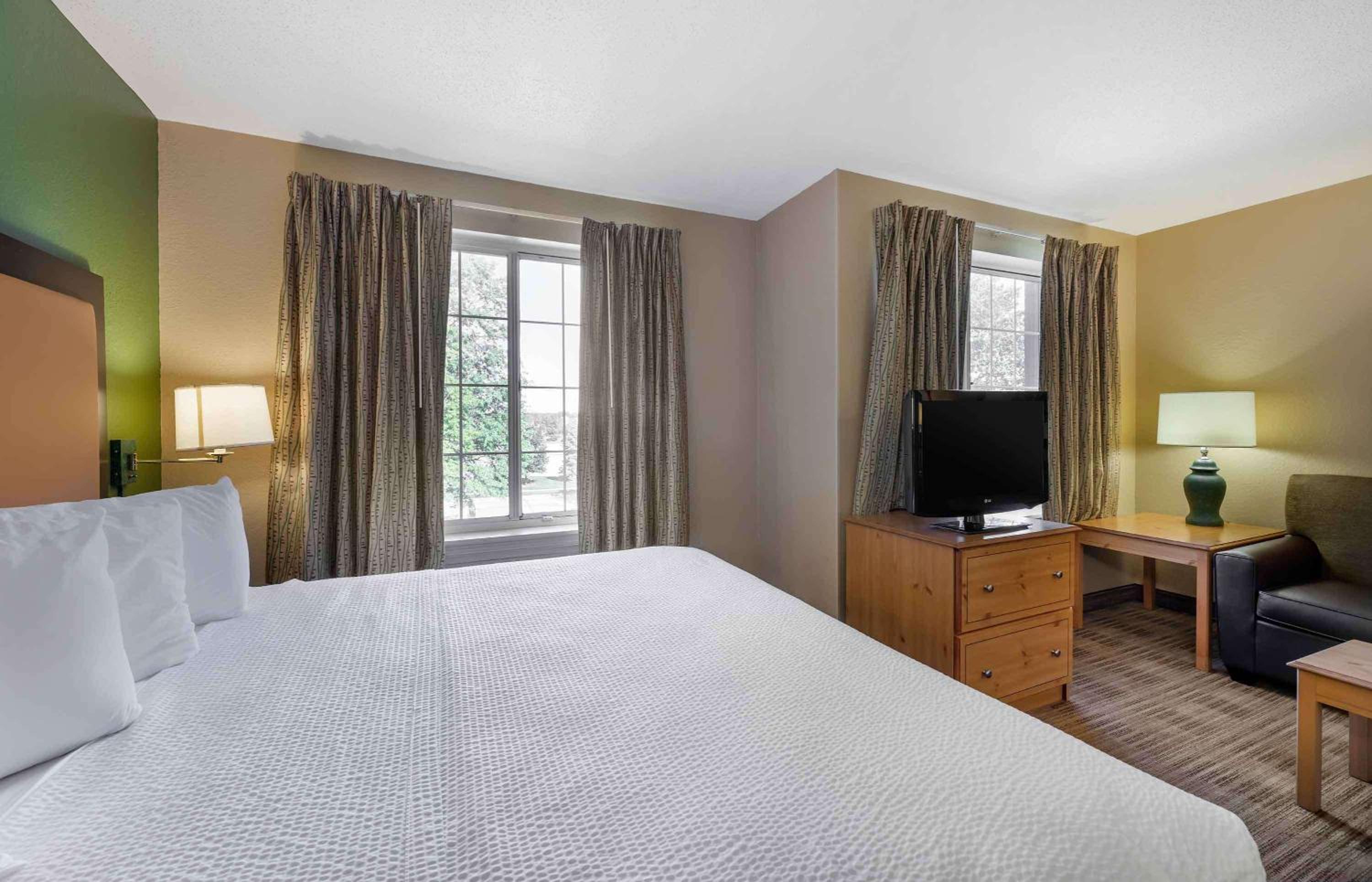 Deluxe Studio with 1 King Bed - Non-Smoking - Photo 10