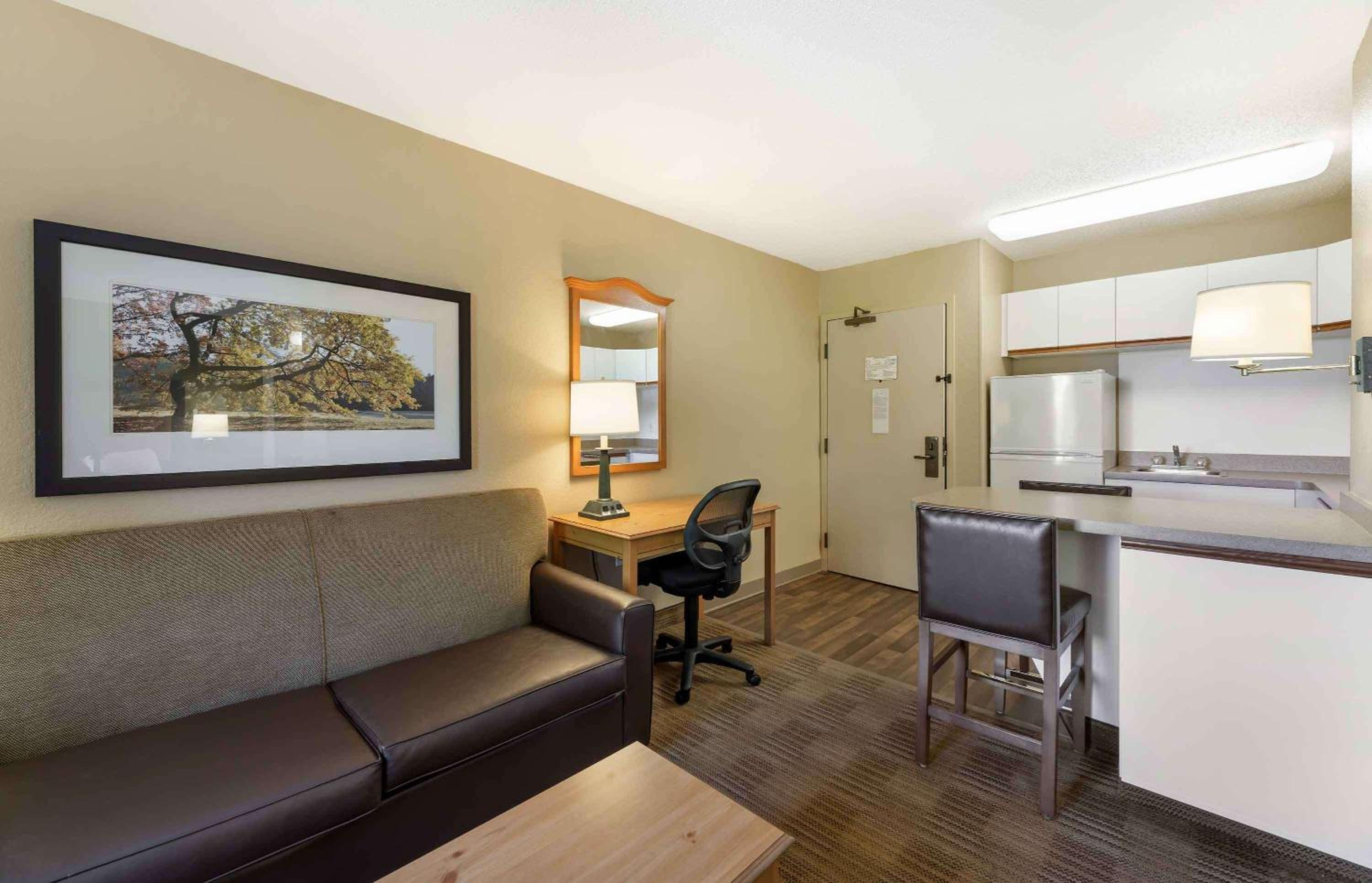 Deluxe Studio with 1 King Bed - Non-Smoking - Photo 2