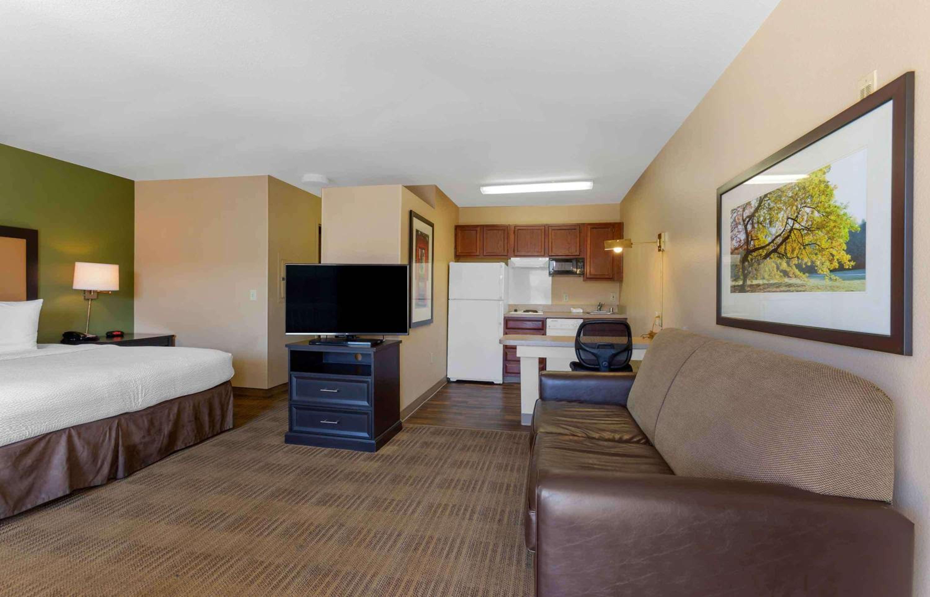 Deluxe Studio with One King Bed - Non-Smoking - Photo 4