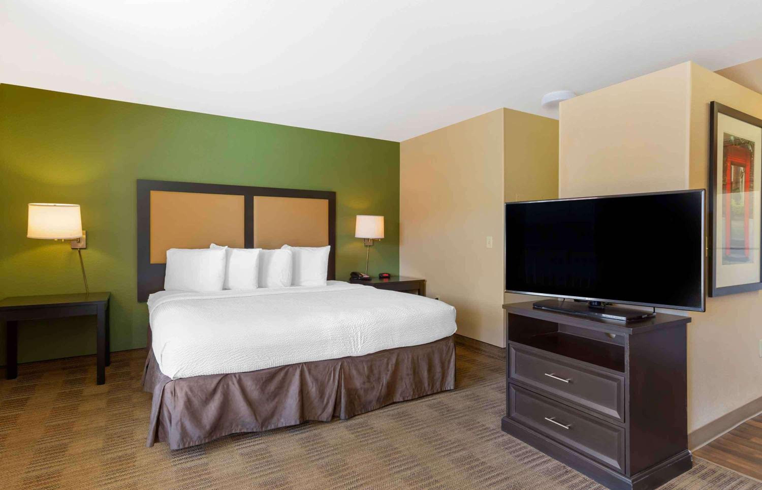 Deluxe Studio with One King Bed - Disability Access - Non-Smoking - Photo 1
