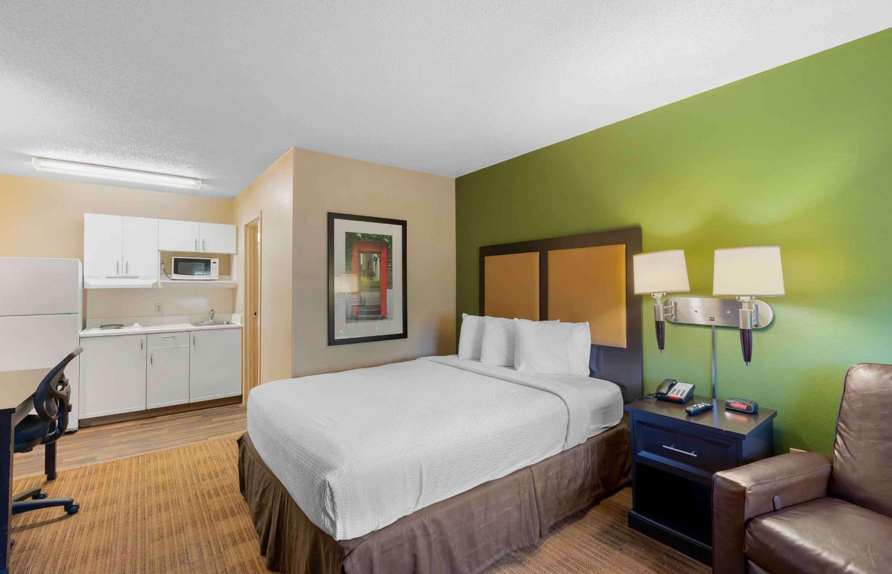 Queen studio with 1 Queen Bed - Disability Access/Non-Smoking - Photo 1
