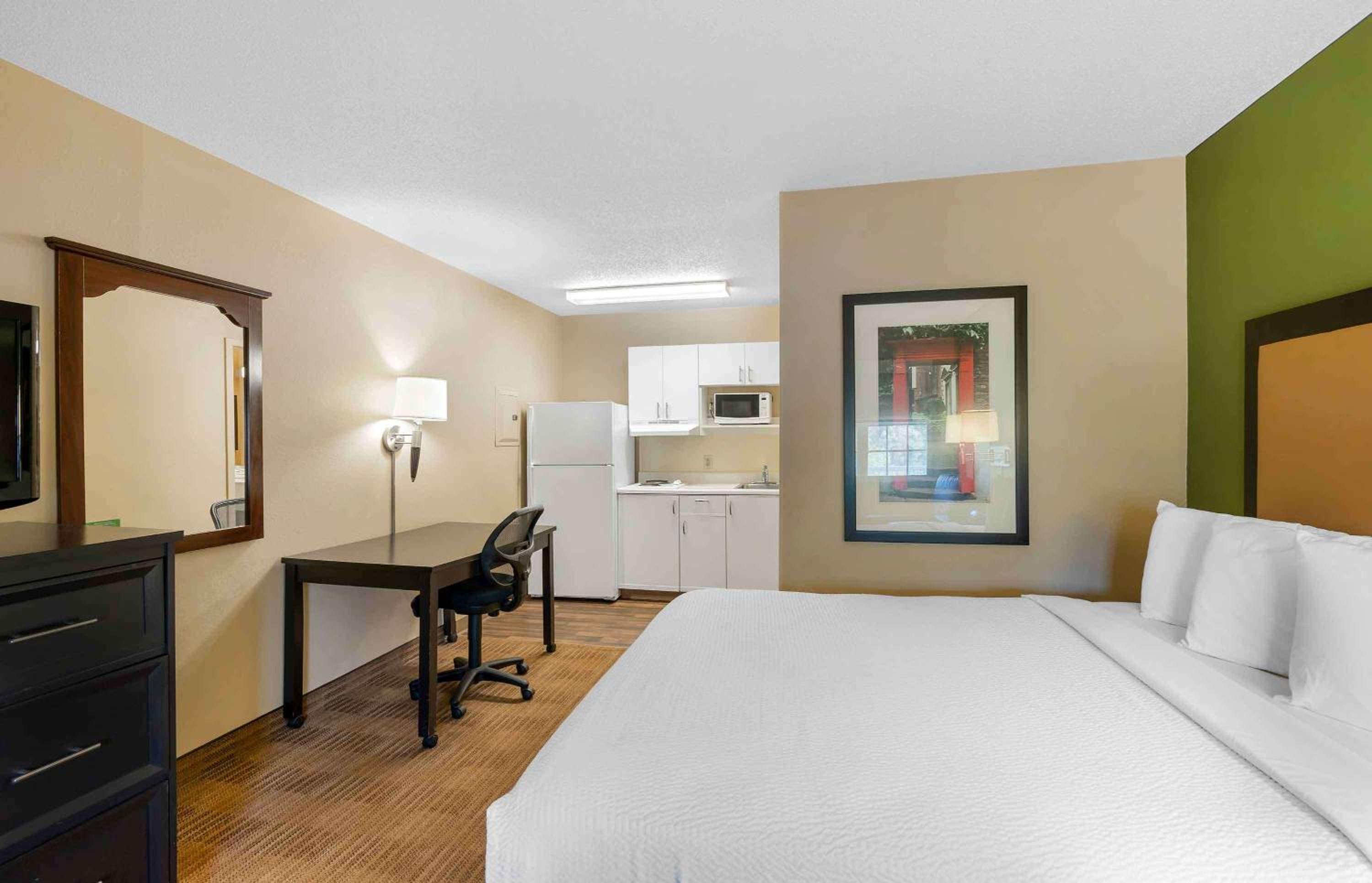 Queen studio with 1 Queen Bed - Disability Access/Non-Smoking - Photo 7