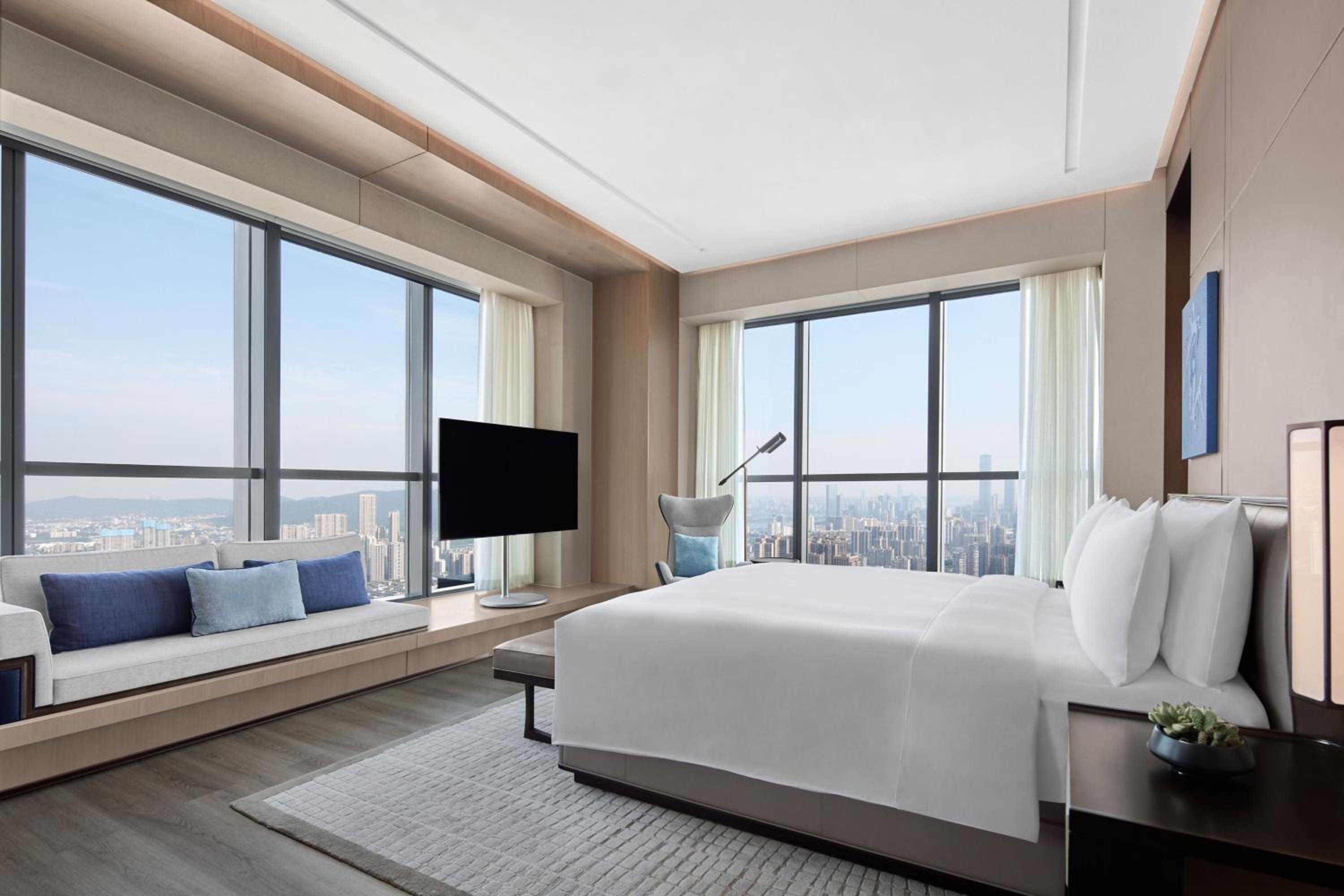 Executive Suite, Executive lounge access, 1 Bedroom Suite, 1 King, City view - Photo 5