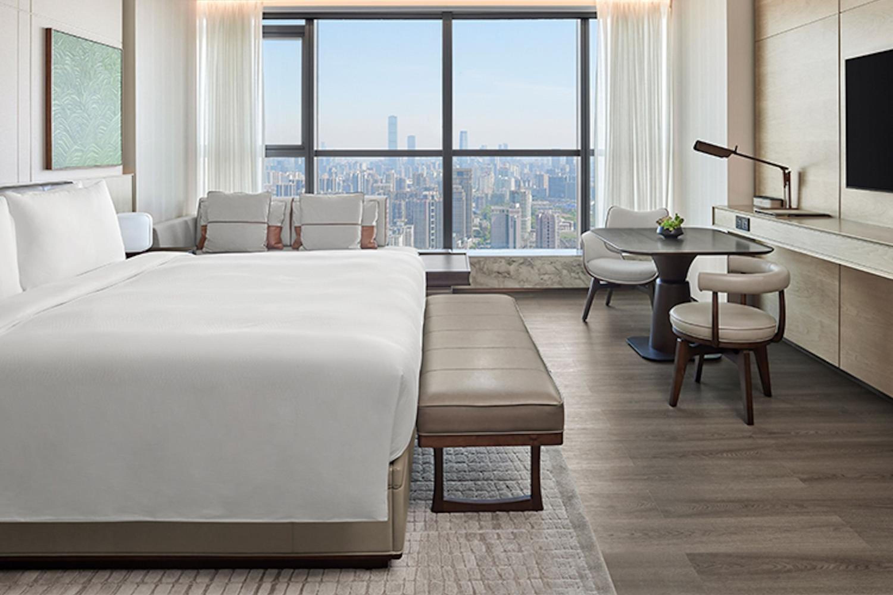 Executive, Executive lounge access, Guest room, 1 King, City view - Photo 4