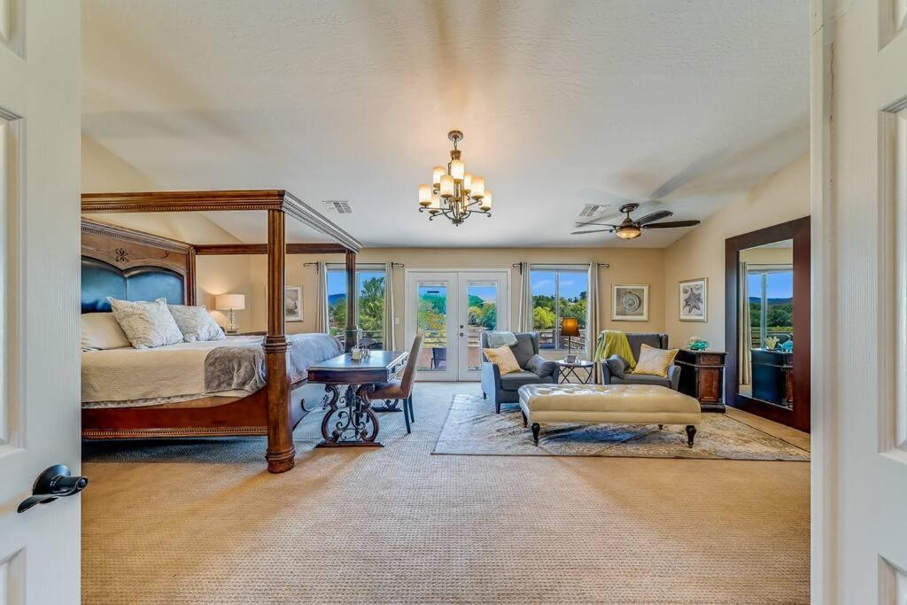Five-Bedroom House photo 1